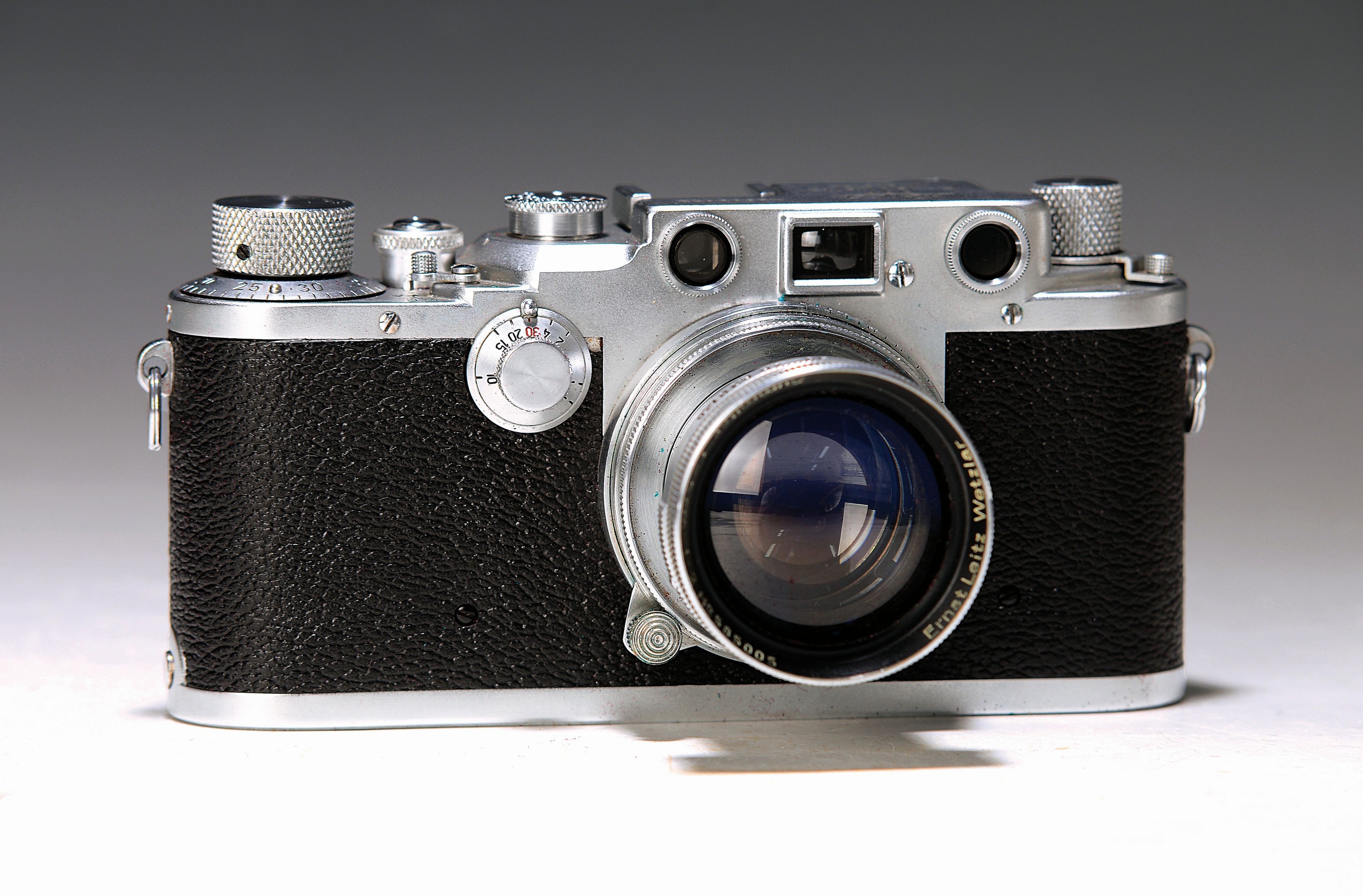 Leica III c, 385622, Bj. 1942; mit Summitar 50mm 1:2 mit starkem Glaspilz befall;dazu Hektor 135mm 1:4.5: Zeiss Universalsucher, Ikophot ...