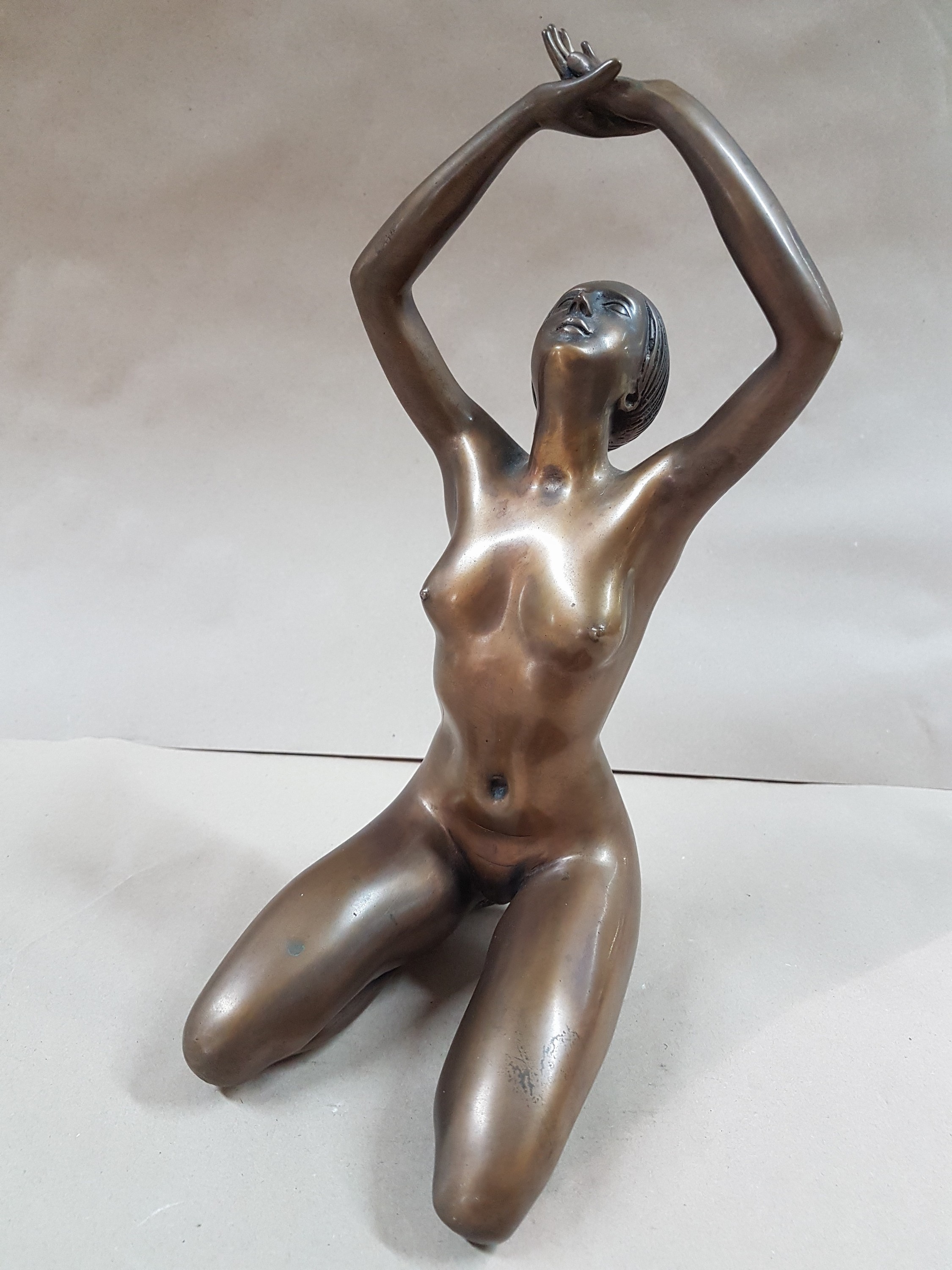 Detail a: Arno Breker, 1900 Elberfeld - 1991 Düsseldorf, "verliebtes Mädchen", 1977, vollplastische Bronze, am Oberschenkel signiert und ...