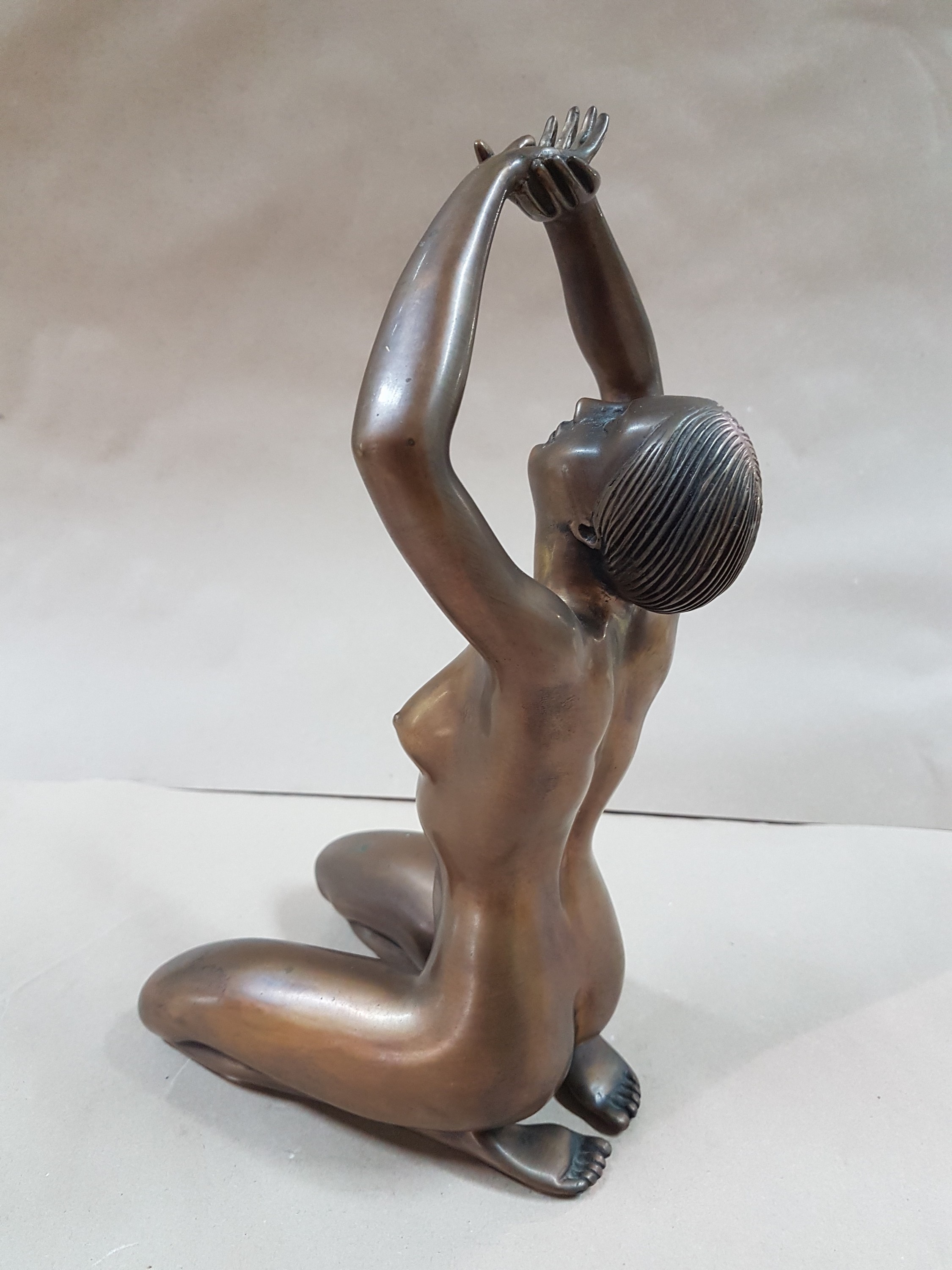 Detail b: Arno Breker, 1900 Elberfeld - 1991 Düsseldorf, "verliebtes Mädchen", 1977, vollplastische Bronze, am Oberschenkel signiert und ...