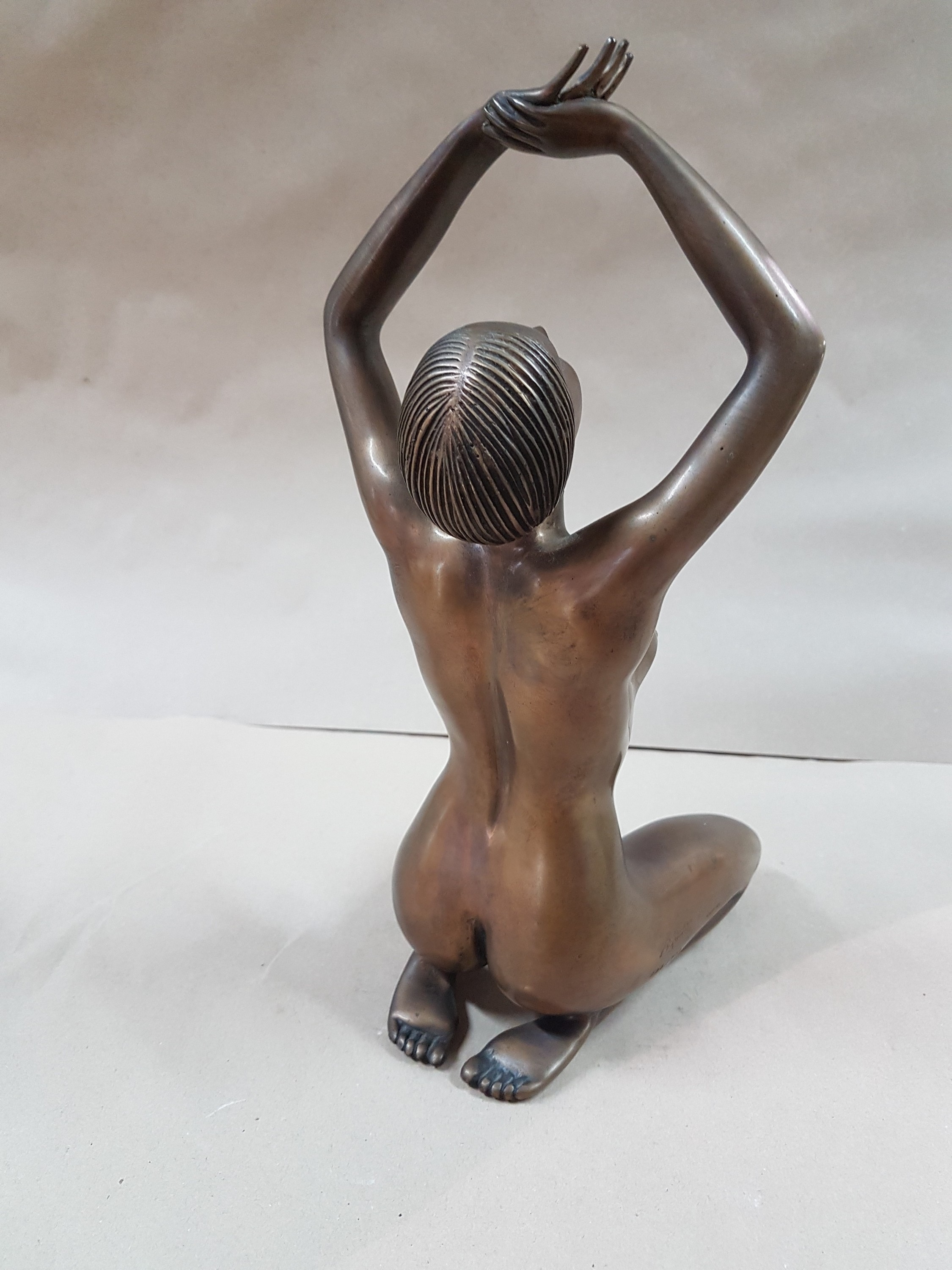 Detail c: Arno Breker, 1900 Elberfeld - 1991 Düsseldorf, "verliebtes Mädchen", 1977, vollplastische Bronze, am Oberschenkel signiert und ...