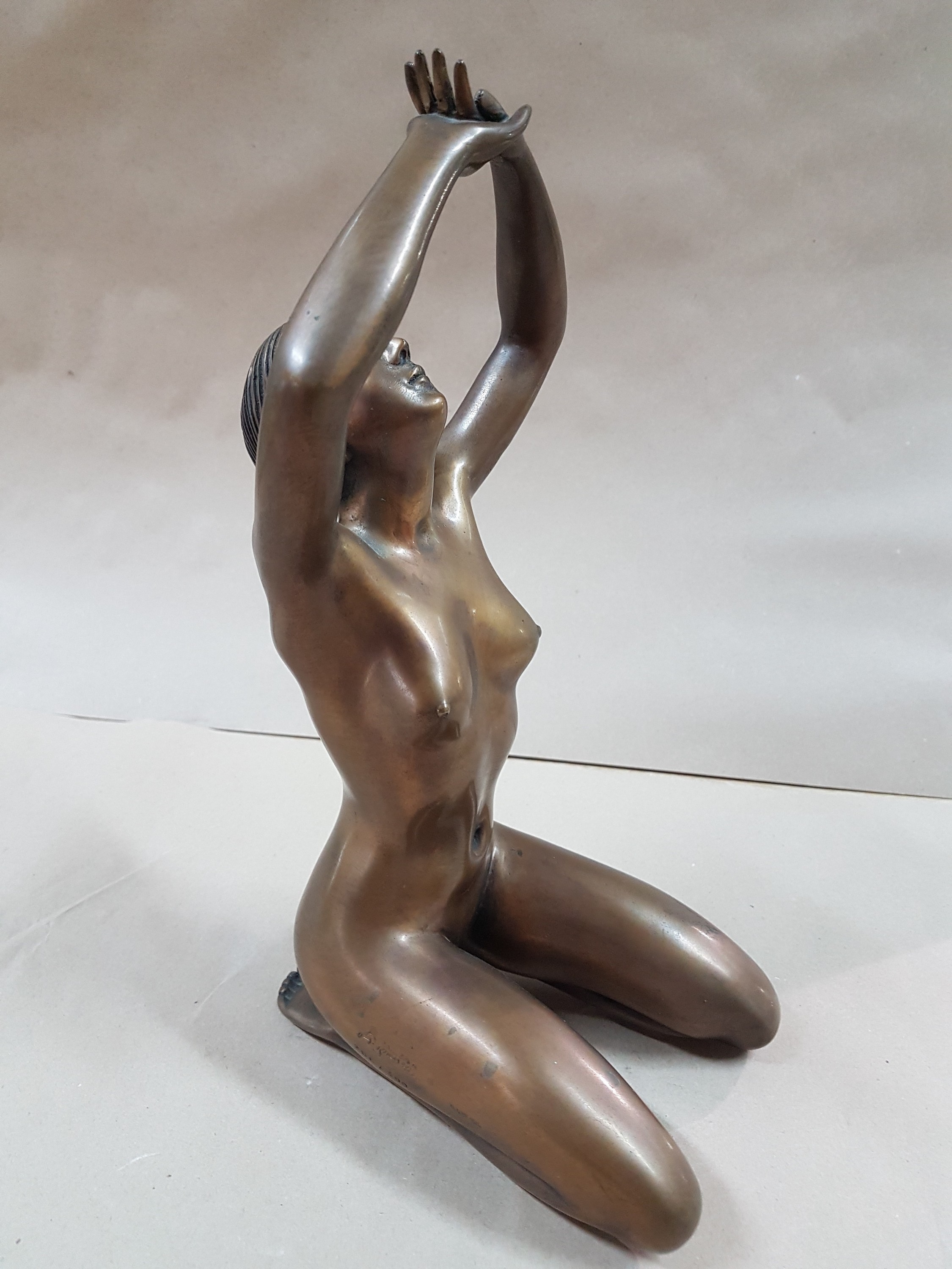 Detail d: Arno Breker, 1900 Elberfeld - 1991 Düsseldorf, "verliebtes Mädchen", 1977, vollplastische Bronze, am Oberschenkel signiert und ...