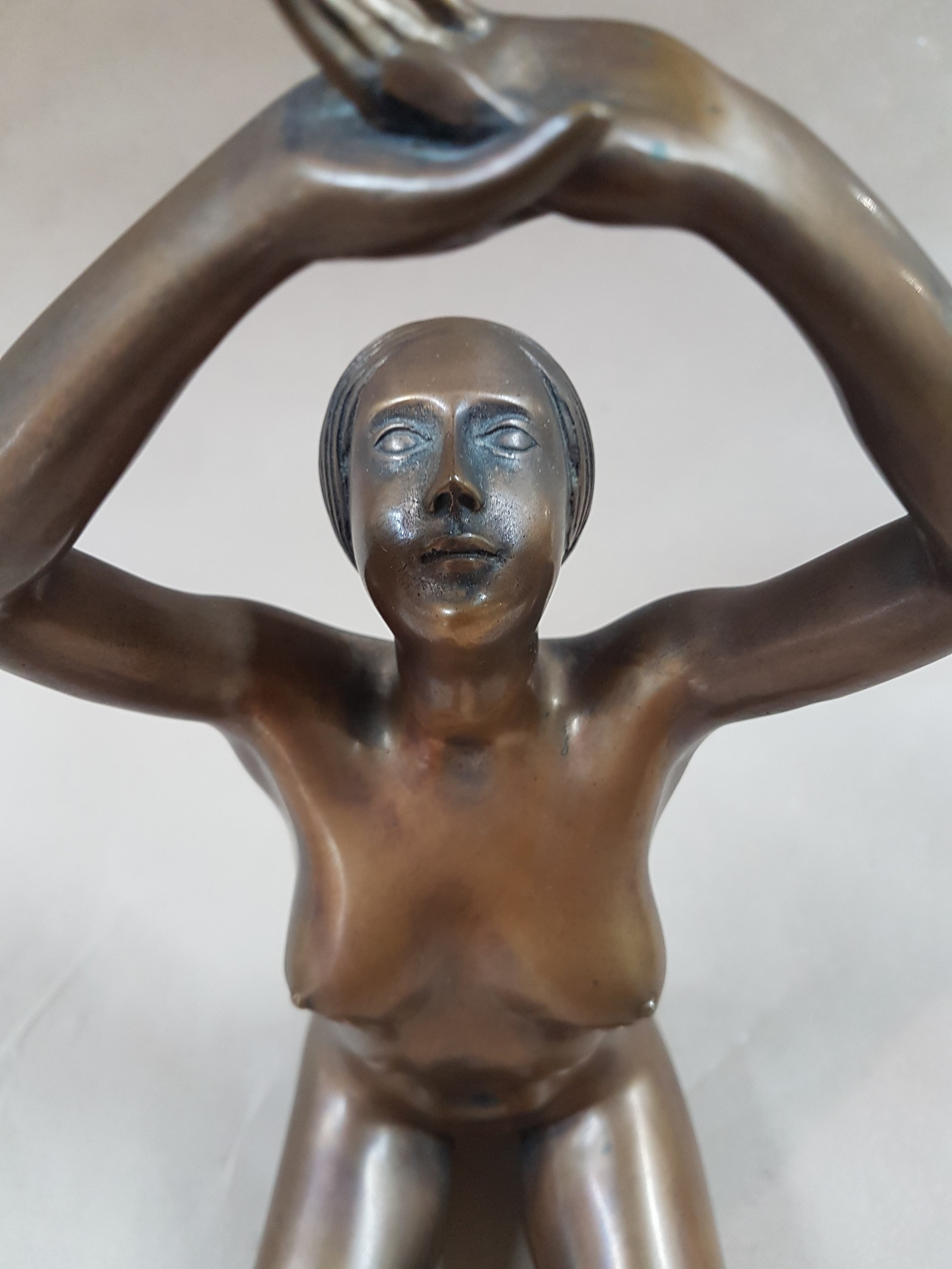 Detail e: Arno Breker, 1900 Elberfeld - 1991 Düsseldorf, "verliebtes Mädchen", 1977, vollplastische Bronze, am Oberschenkel signiert und ...
