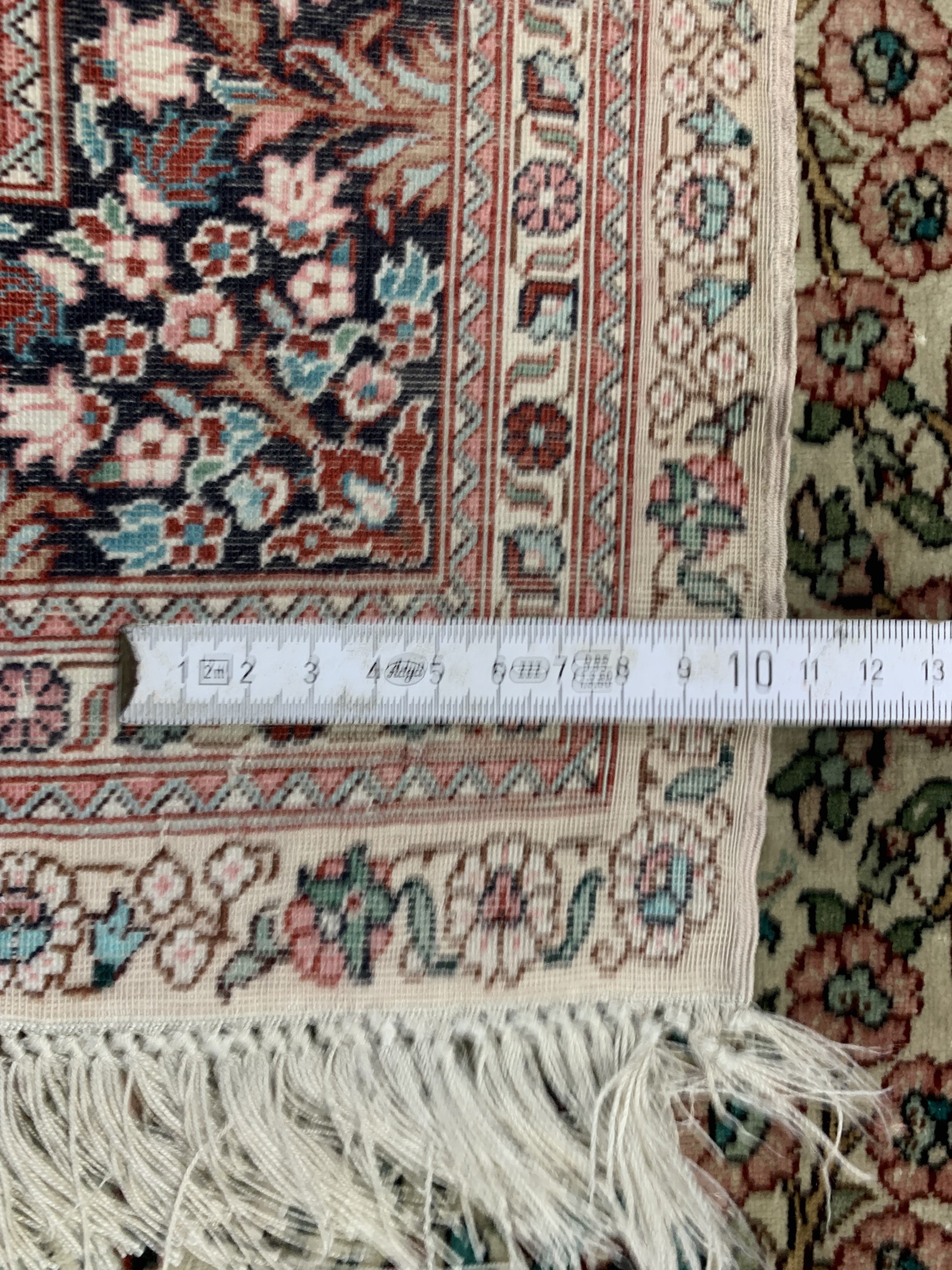 Detail d: China Hereke fein, China, Mitte 20.Jhd., reine Naturseide, ca. 120 x 78 cm, EHZ: 2