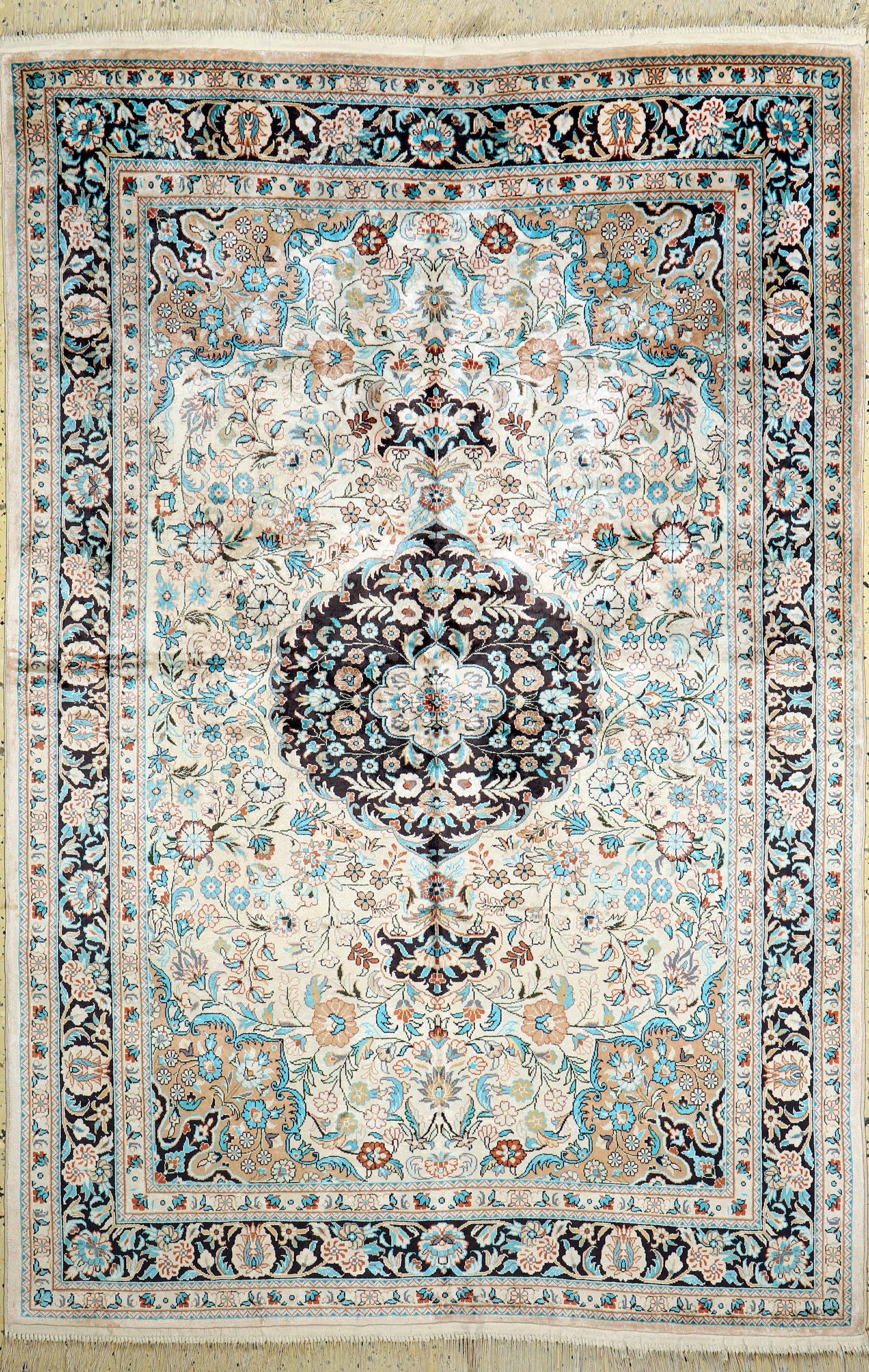 Kaschmir Seide, Indien, Ende 20.Jhd, Seide auf Baumwolle, ca. 182 x 125 cm, EHZ: 1-2(verschmutzt)