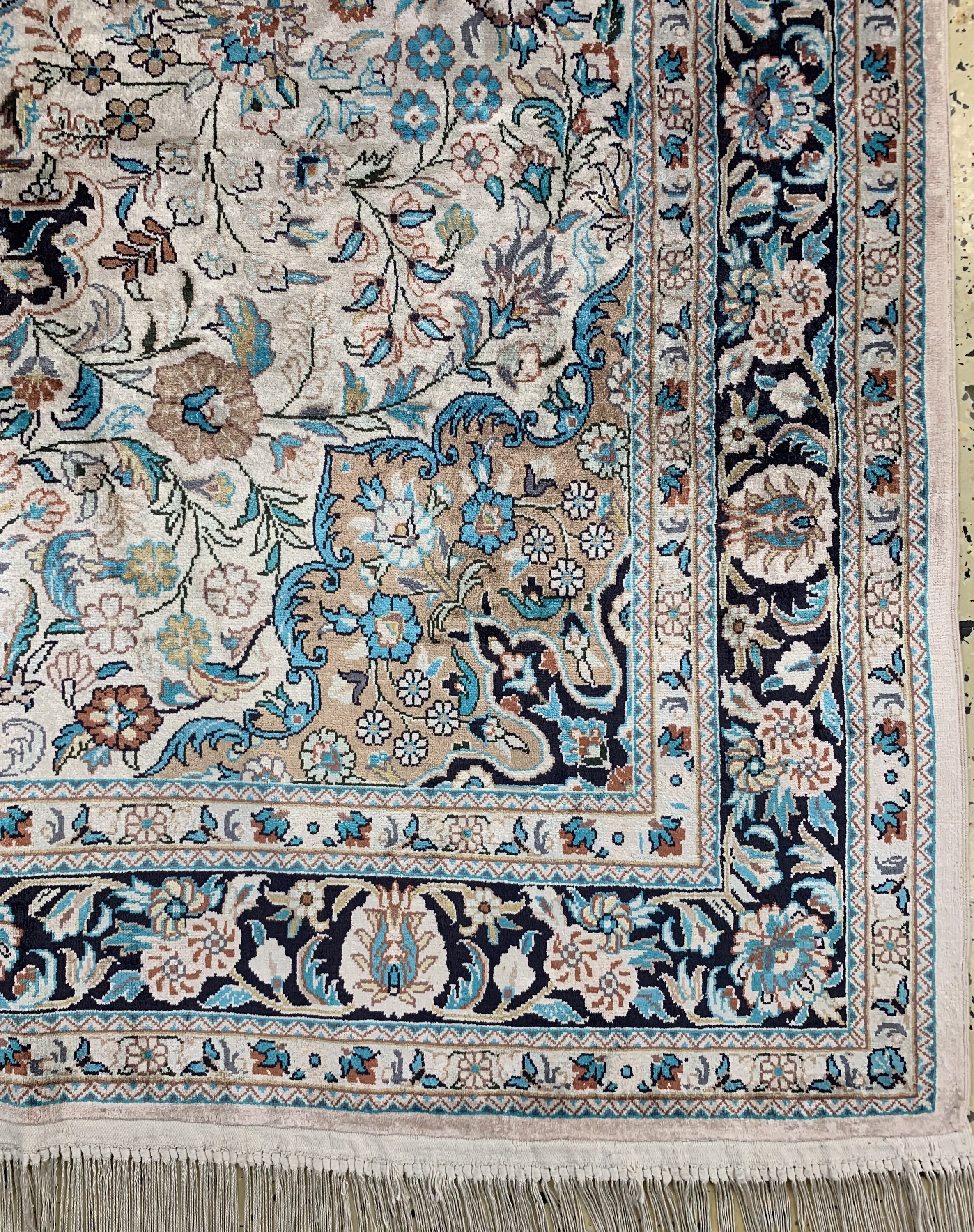 Detail a: Kaschmir Seide, Indien, Ende 20.Jhd, Seide auf Baumwolle, ca. 182 x 125 cm, EHZ: 1-2(verschmutzt)