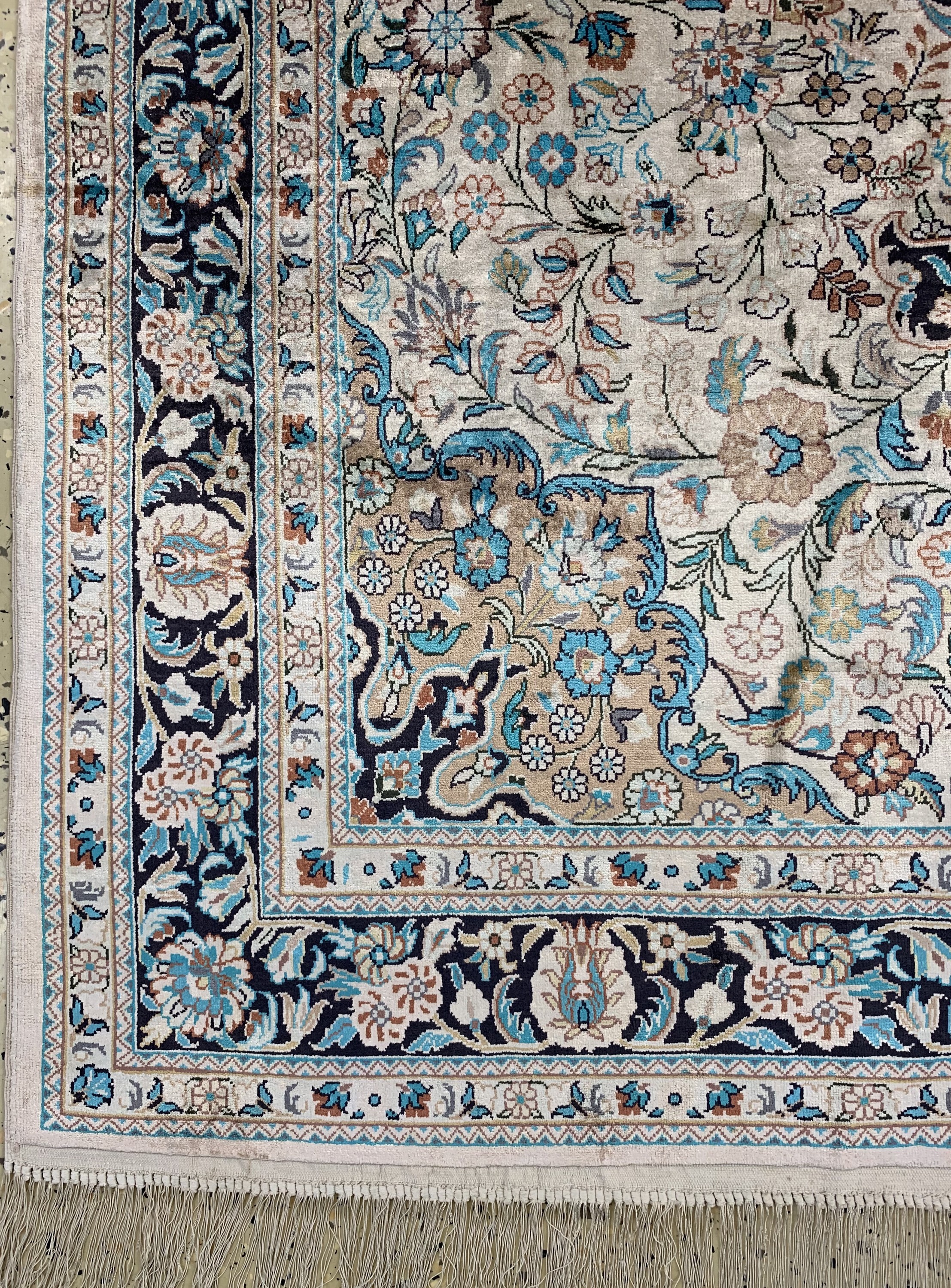 Detail b: Kaschmir Seide, Indien, Ende 20.Jhd, Seide auf Baumwolle, ca. 182 x 125 cm, EHZ: 1-2(verschmutzt)