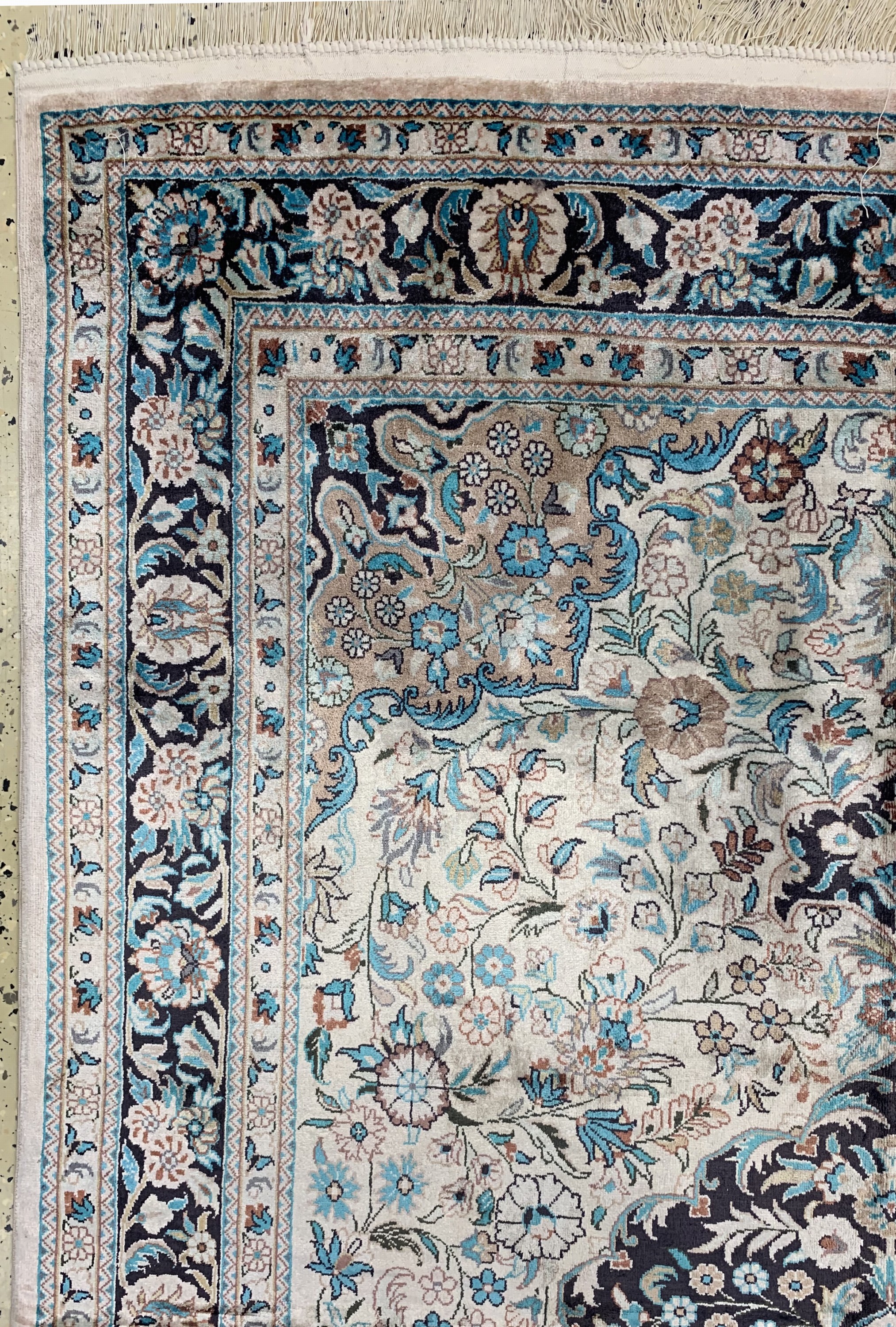 Detail c: Kaschmir Seide, Indien, Ende 20.Jhd, Seide auf Baumwolle, ca. 182 x 125 cm, EHZ: 1-2(verschmutzt)