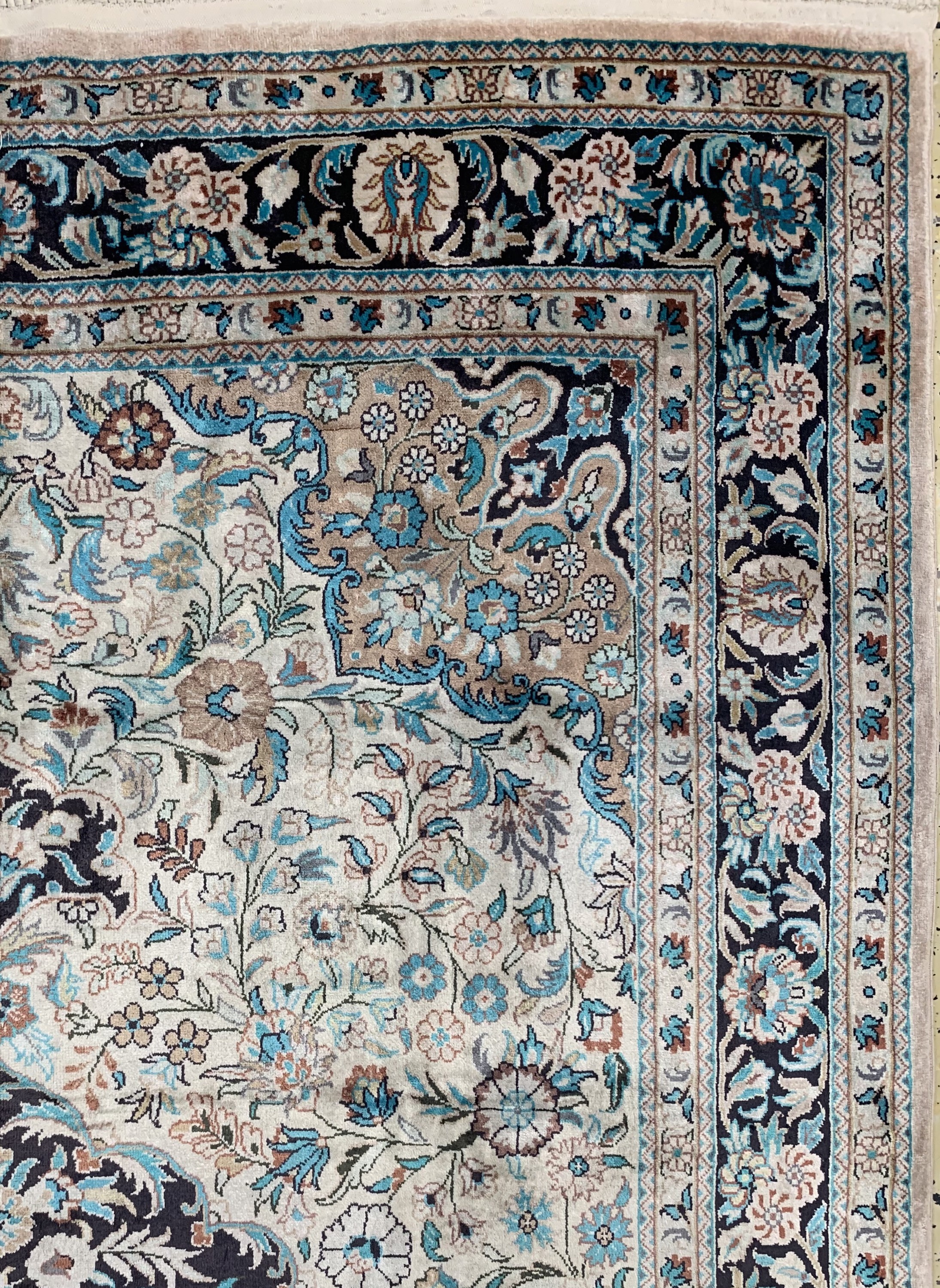 Detail d: Kaschmir Seide, Indien, Ende 20.Jhd, Seide auf Baumwolle, ca. 182 x 125 cm, EHZ: 1-2(verschmutzt)