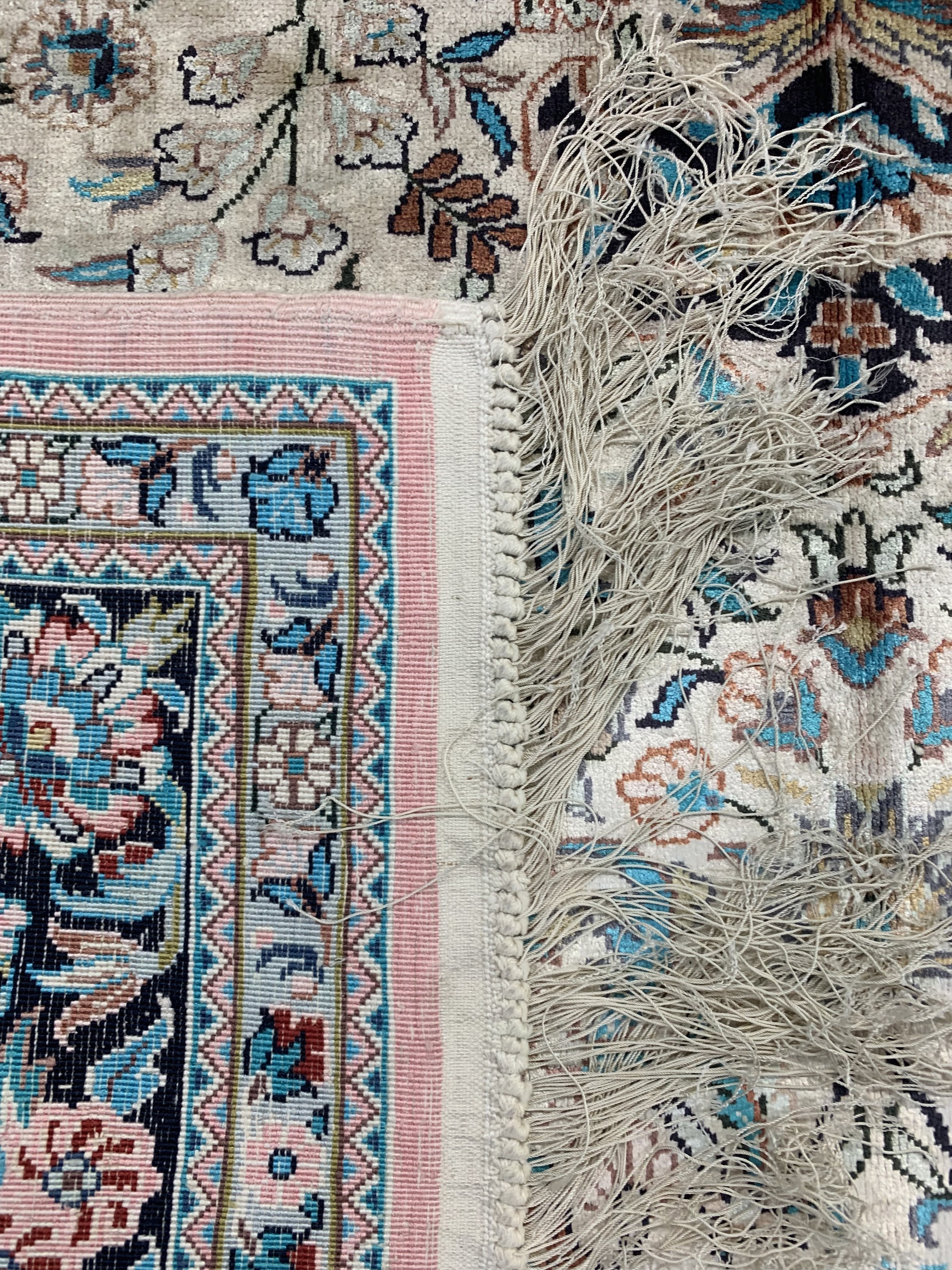 Detail f: Kaschmir Seide, Indien, Ende 20.Jhd, Seide auf Baumwolle, ca. 182 x 125 cm, EHZ: 1-2(verschmutzt)
