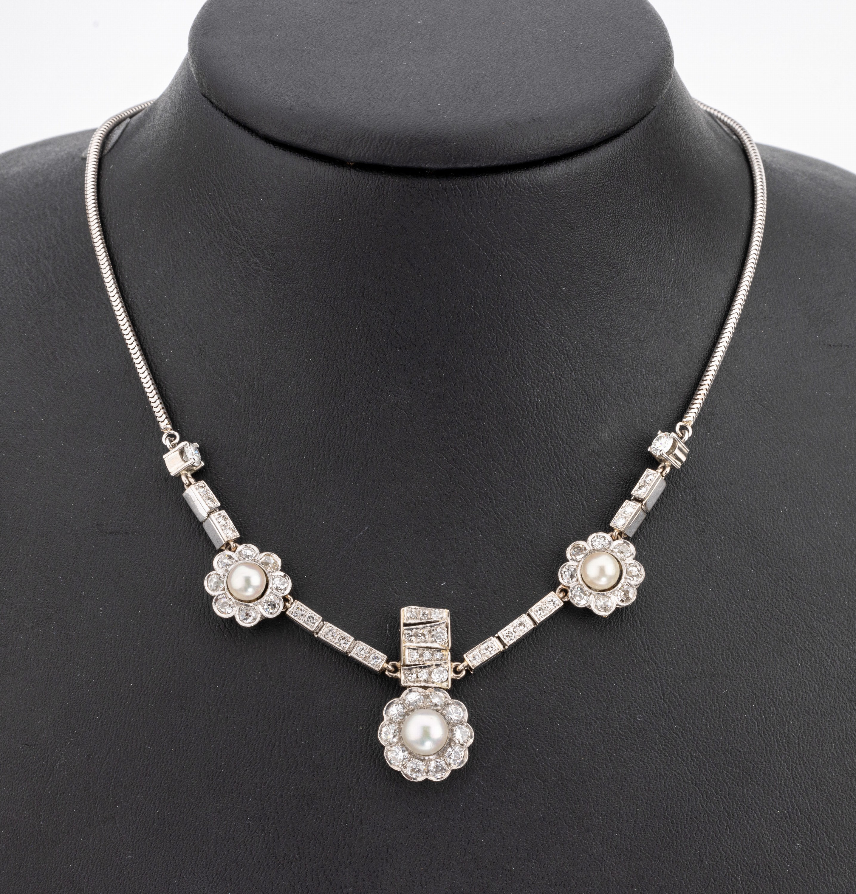 14 kt Gold Diamant Zuchtperl Collier, WG 585/000 und GG 585/000 rhod., Mittelteil mit blütenförm. Elementen, 3 weisse Zuchtperlchen ca. 5 - 8 mm, ...