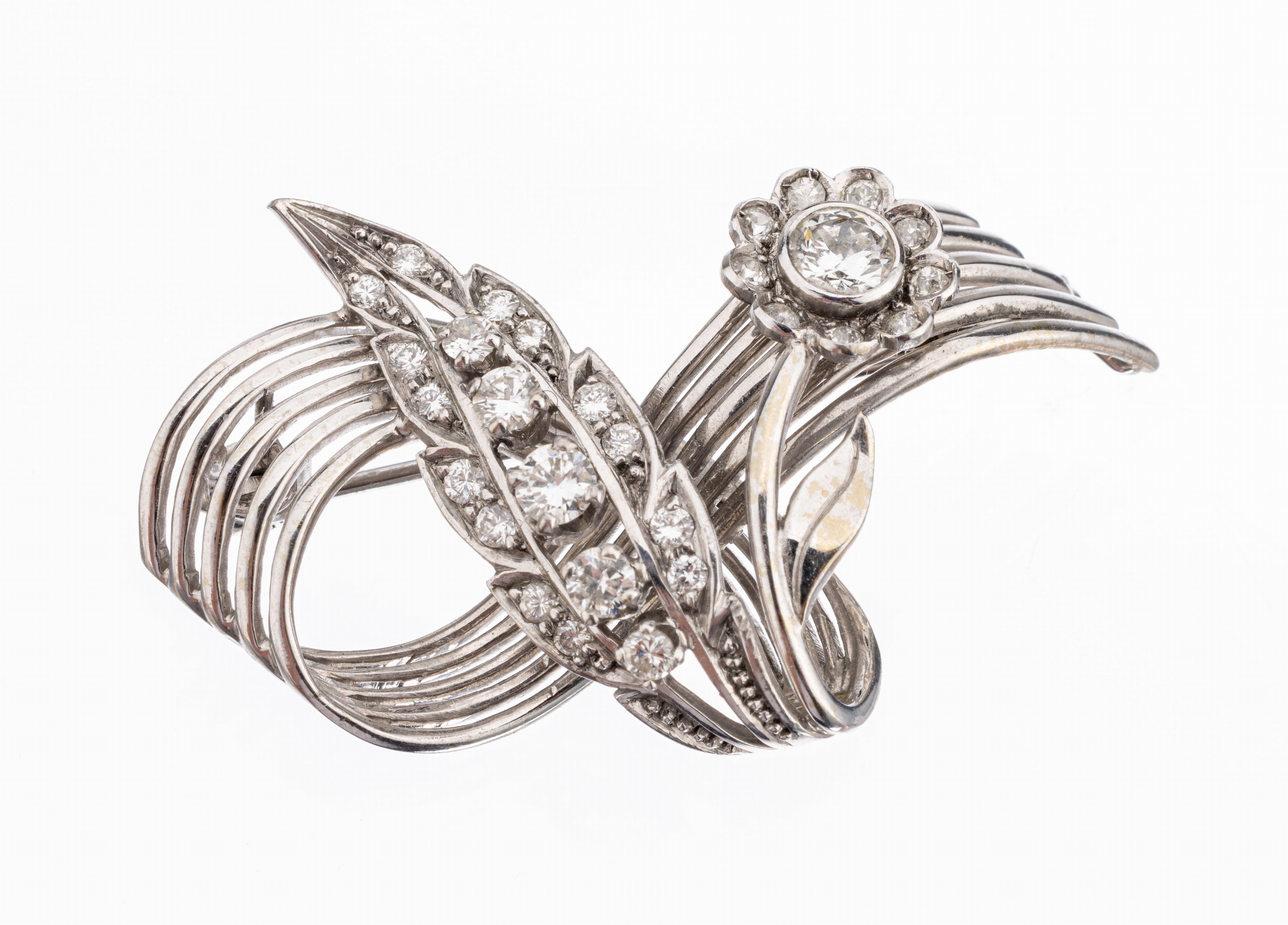 18 kt Gold Diamant-Brosche, WG 750/000, florale Ausführung, 20 Brillanten und 9 8/8- Diamanten zus. ca. 1.20 ct Weiss/si-p, ca. 4 cm, ca. 10.6 g
