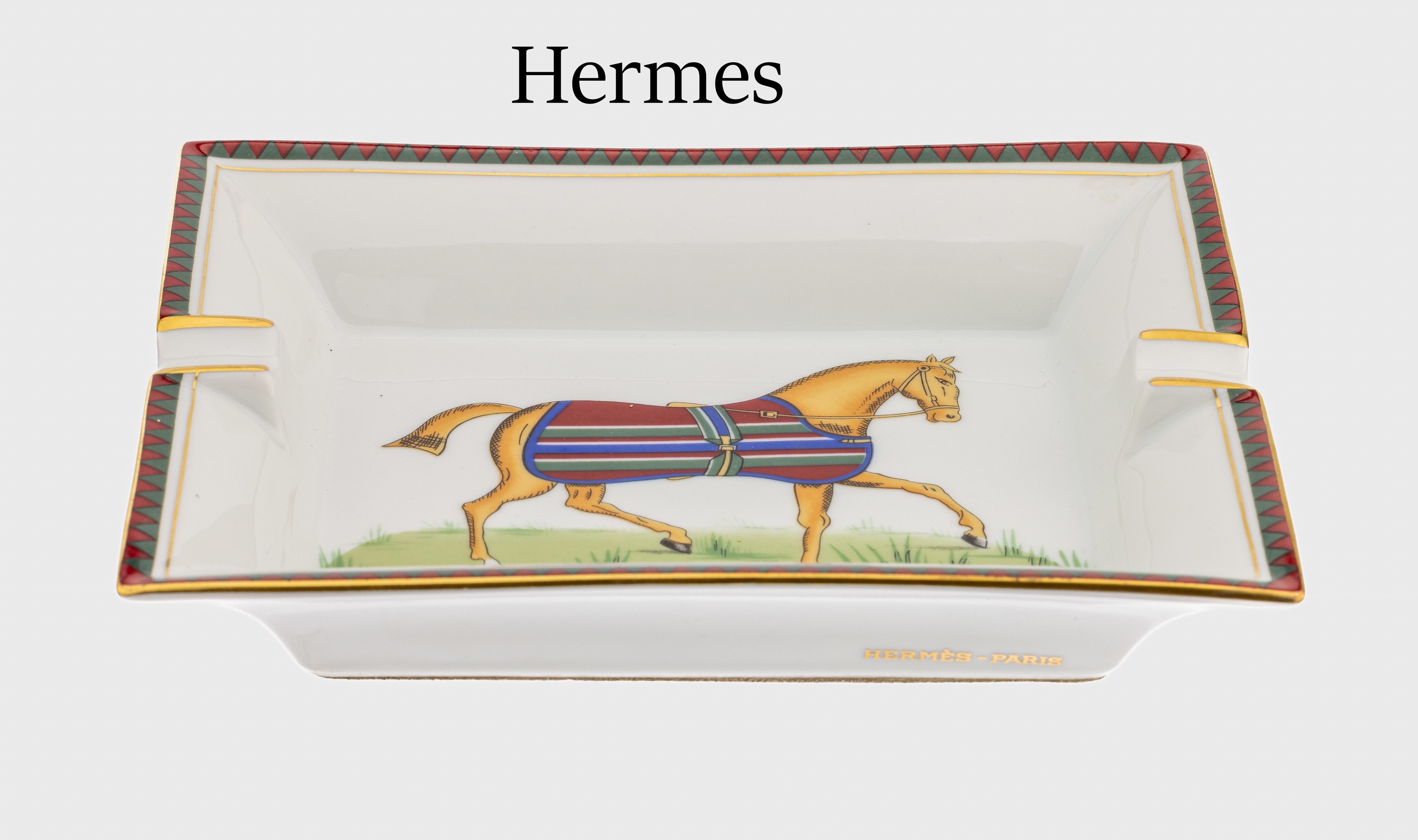 HERMES Aschenbecher, Darstellung eines Pferdes, Pferdedecke gestreift in rot, grün, blau und weiss, Zierrand aus roten und grünen Dreiecken, ca. 9 ...