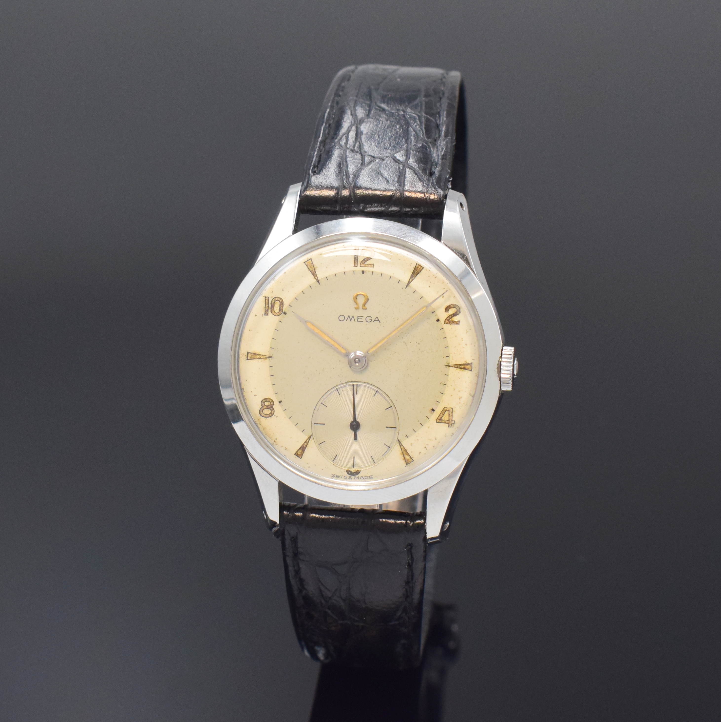 OMEGA Herrenarmbanduhr Referenz 2750-4 in Edelstahl, Schweiz um 1954, Handaufzug, Boden u. Glasrand aufgedr., silb. Duoton- Zifferbl. pat./fl., ...