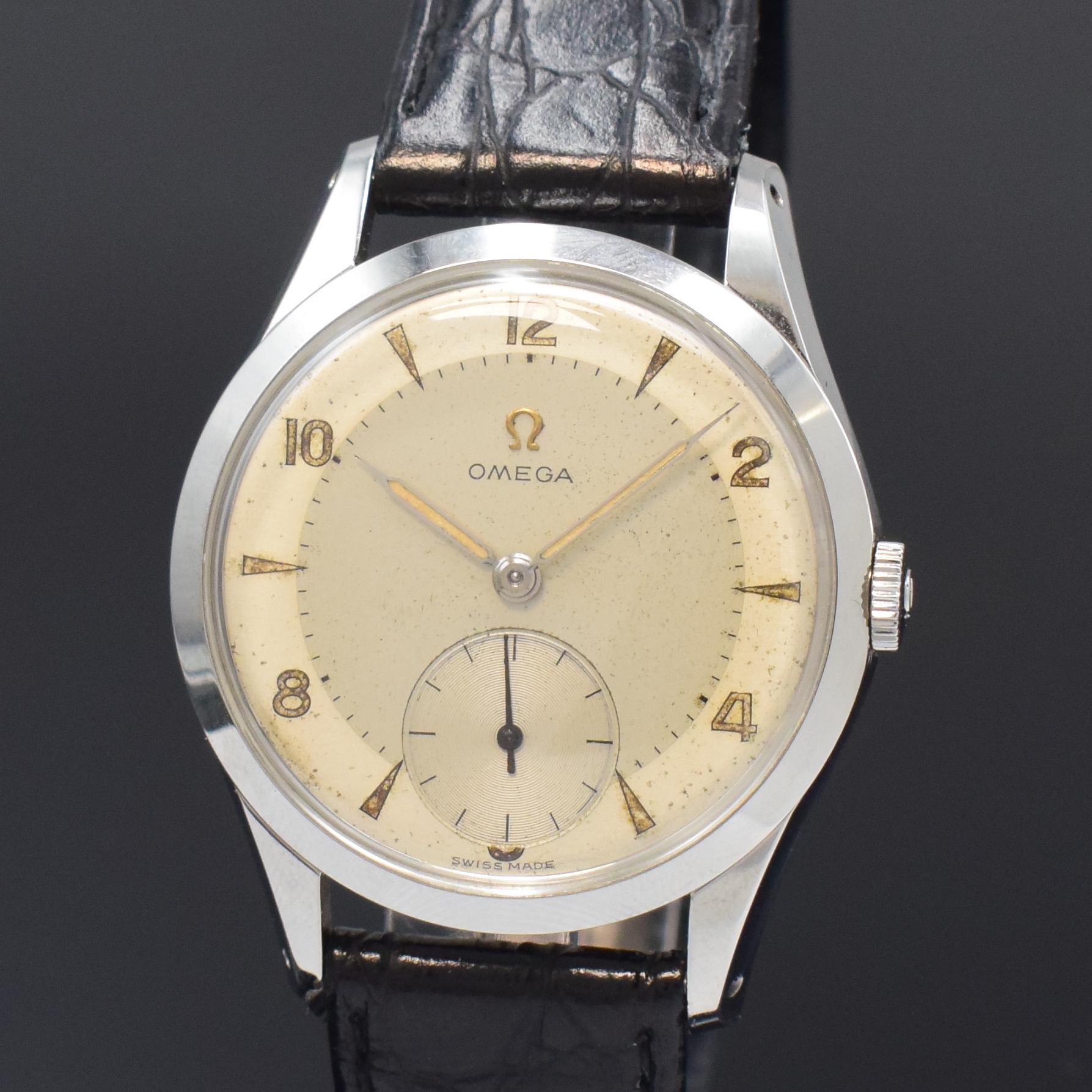 Detail a: OMEGA Herrenarmbanduhr Referenz 2750-4 in Edelstahl, Schweiz um 1954, Handaufzug, Boden u. Glasrand aufgedr., silb. Duoton- Zifferbl. pat./fl., ...