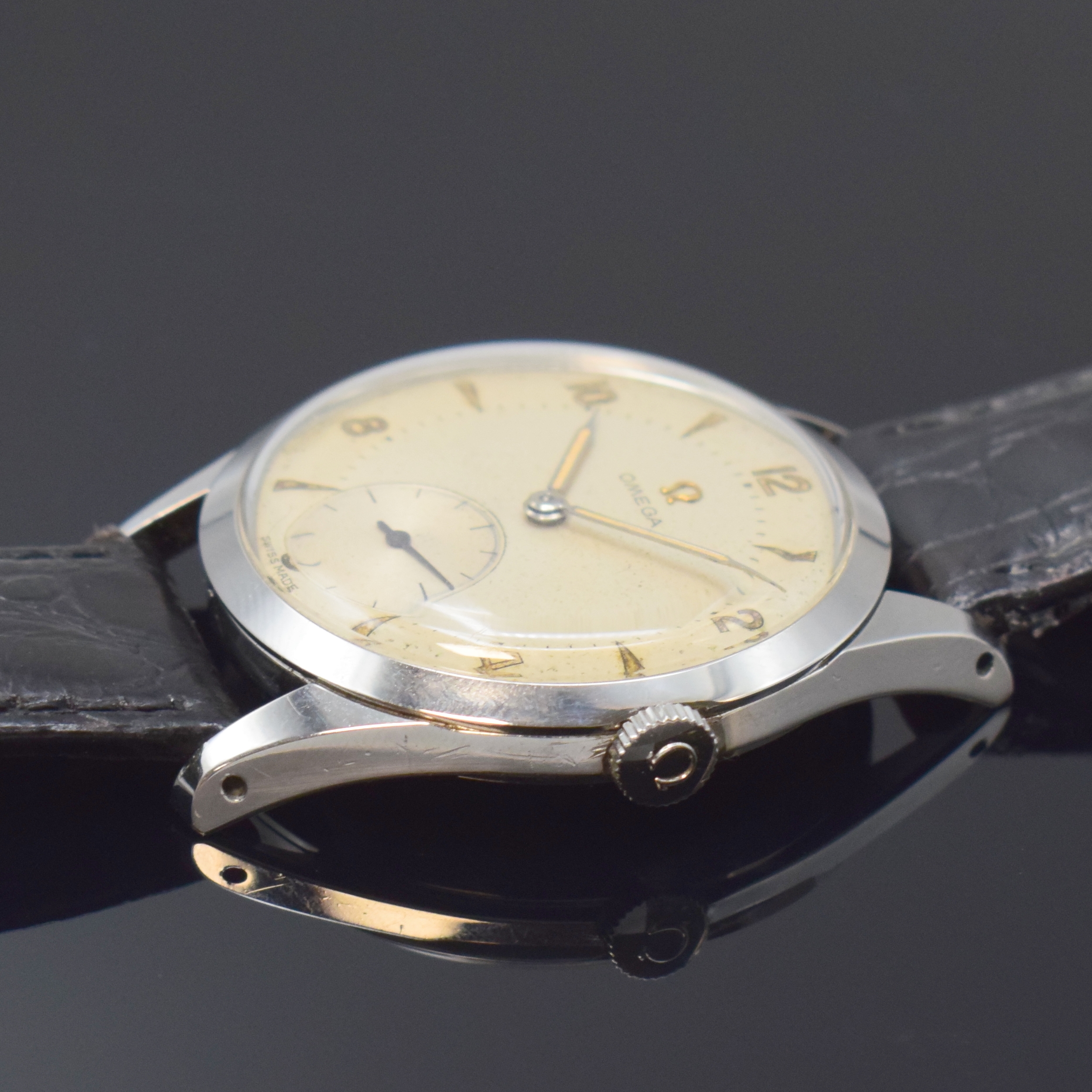 Detail b: OMEGA Herrenarmbanduhr Referenz 2750-4 in Edelstahl, Schweiz um 1954, Handaufzug, Boden u. Glasrand aufgedr., silb. Duoton- Zifferbl. pat./fl., ...