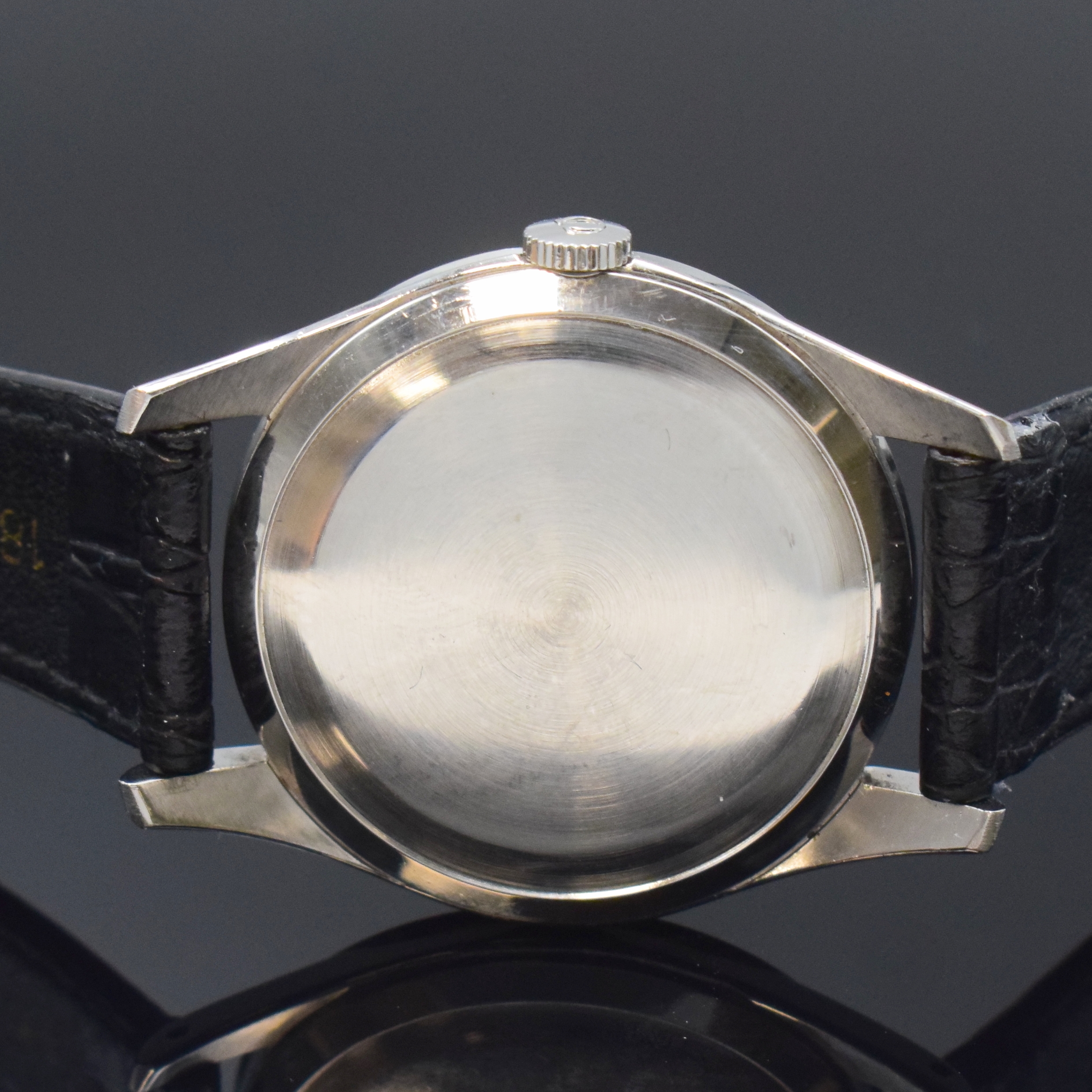 Detail c: OMEGA Herrenarmbanduhr Referenz 2750-4 in Edelstahl, Schweiz um 1954, Handaufzug, Boden u. Glasrand aufgedr., silb. Duoton- Zifferbl. pat./fl., ...