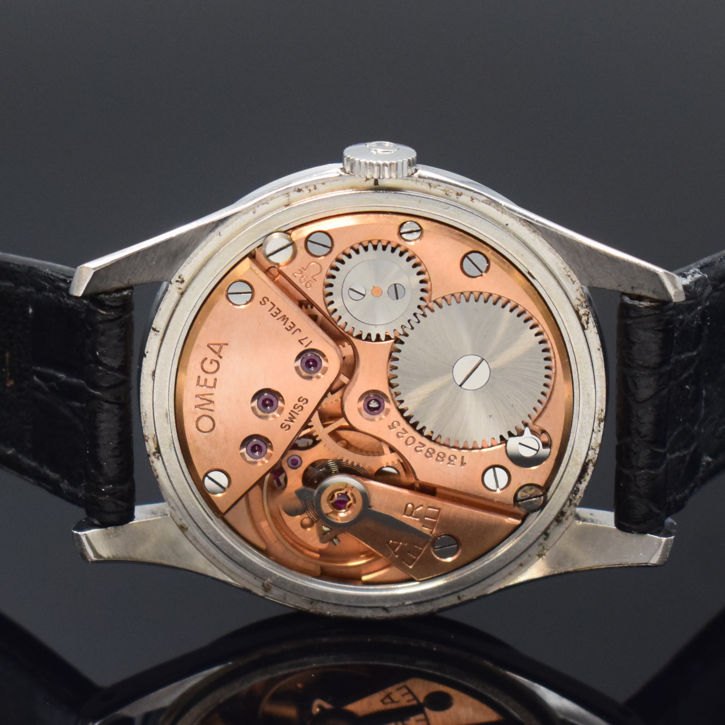 Detail d: OMEGA Herrenarmbanduhr Referenz 2750-4 in Edelstahl, Schweiz um 1954, Handaufzug, Boden u. Glasrand aufgedr., silb. Duoton- Zifferbl. pat./fl., ...