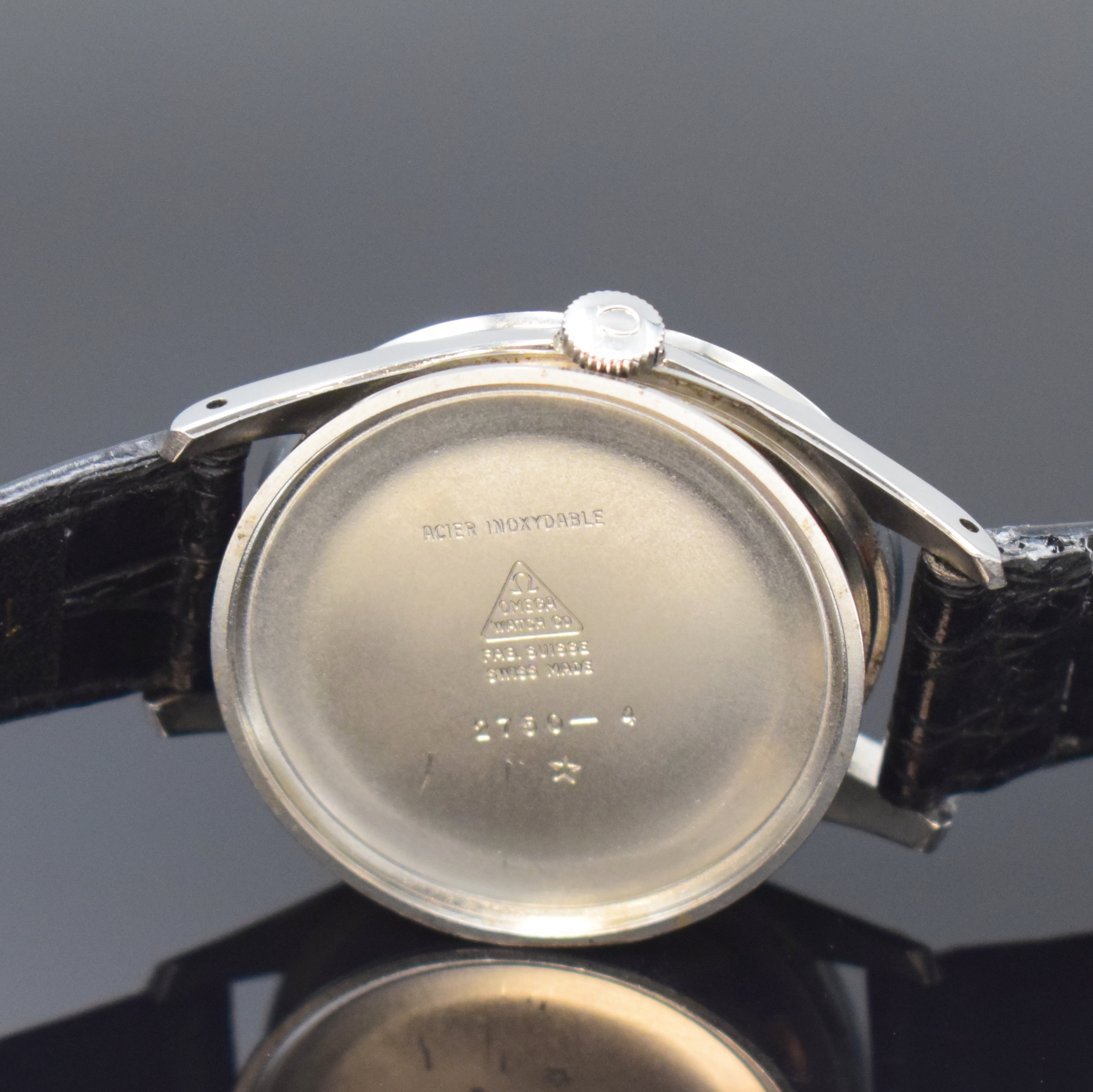 Detail e: OMEGA Herrenarmbanduhr Referenz 2750-4 in Edelstahl, Schweiz um 1954, Handaufzug, Boden u. Glasrand aufgedr., silb. Duoton- Zifferbl. pat./fl., ...
