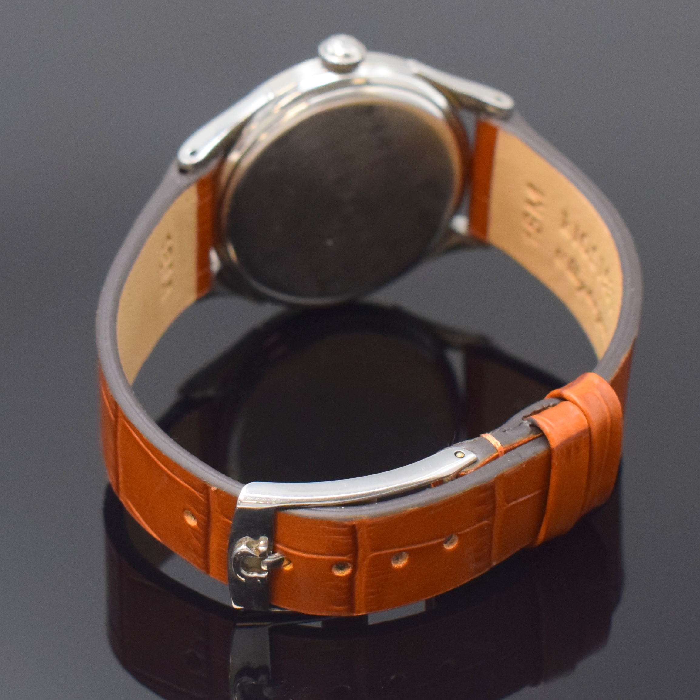 Detail b: OMEGA Herrenarmbanduhr mit Hammerautomatik Referenz 2374/3, Schweiz um 1947, Automatik, neutr. Lederband m. orig. Omega Schliesse, Boden aufgedr., ...