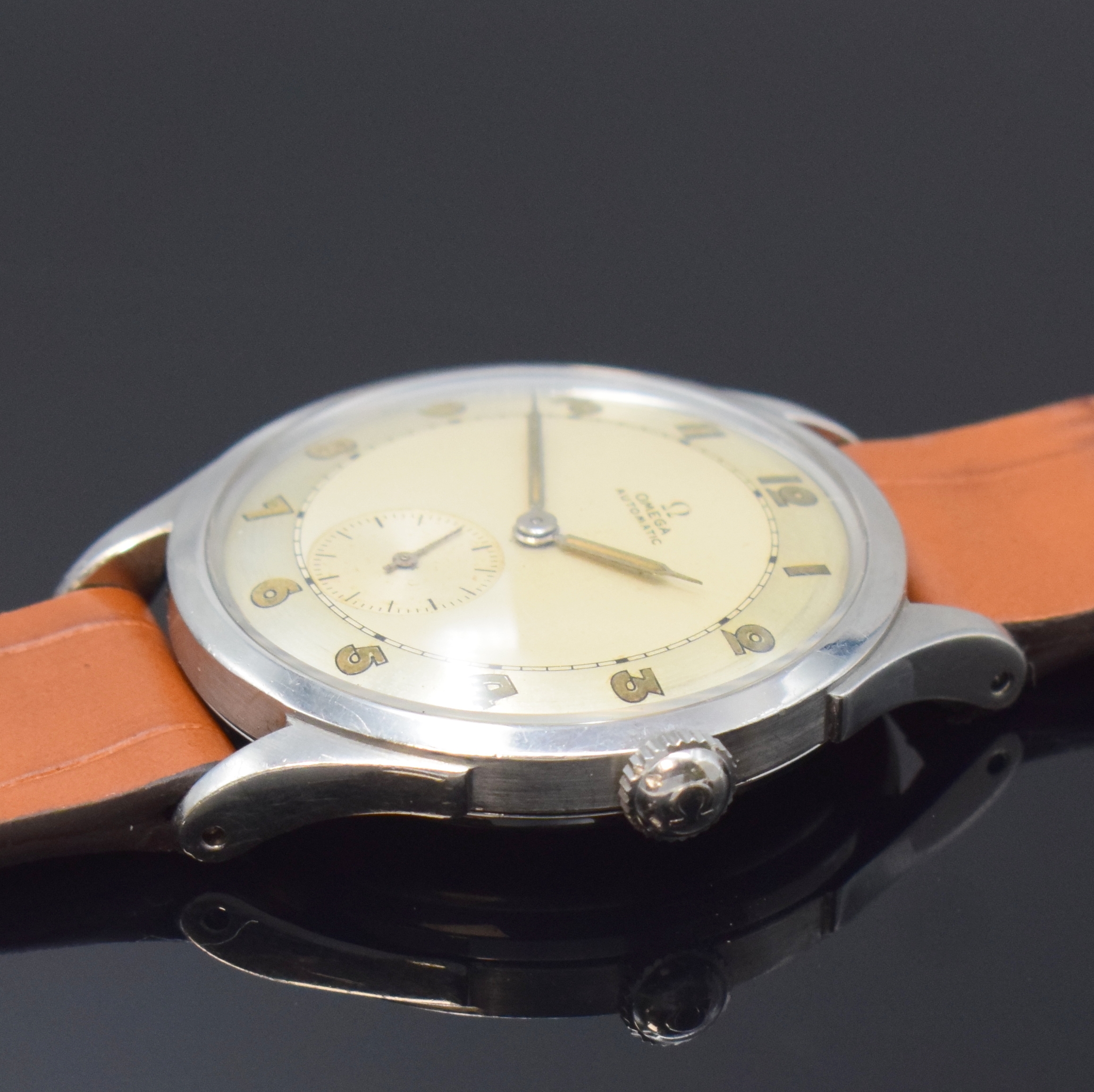 Detail c: OMEGA Herrenarmbanduhr mit Hammerautomatik Referenz 2374/3, Schweiz um 1947, Automatik, neutr. Lederband m. orig. Omega Schliesse, Boden aufgedr., ...