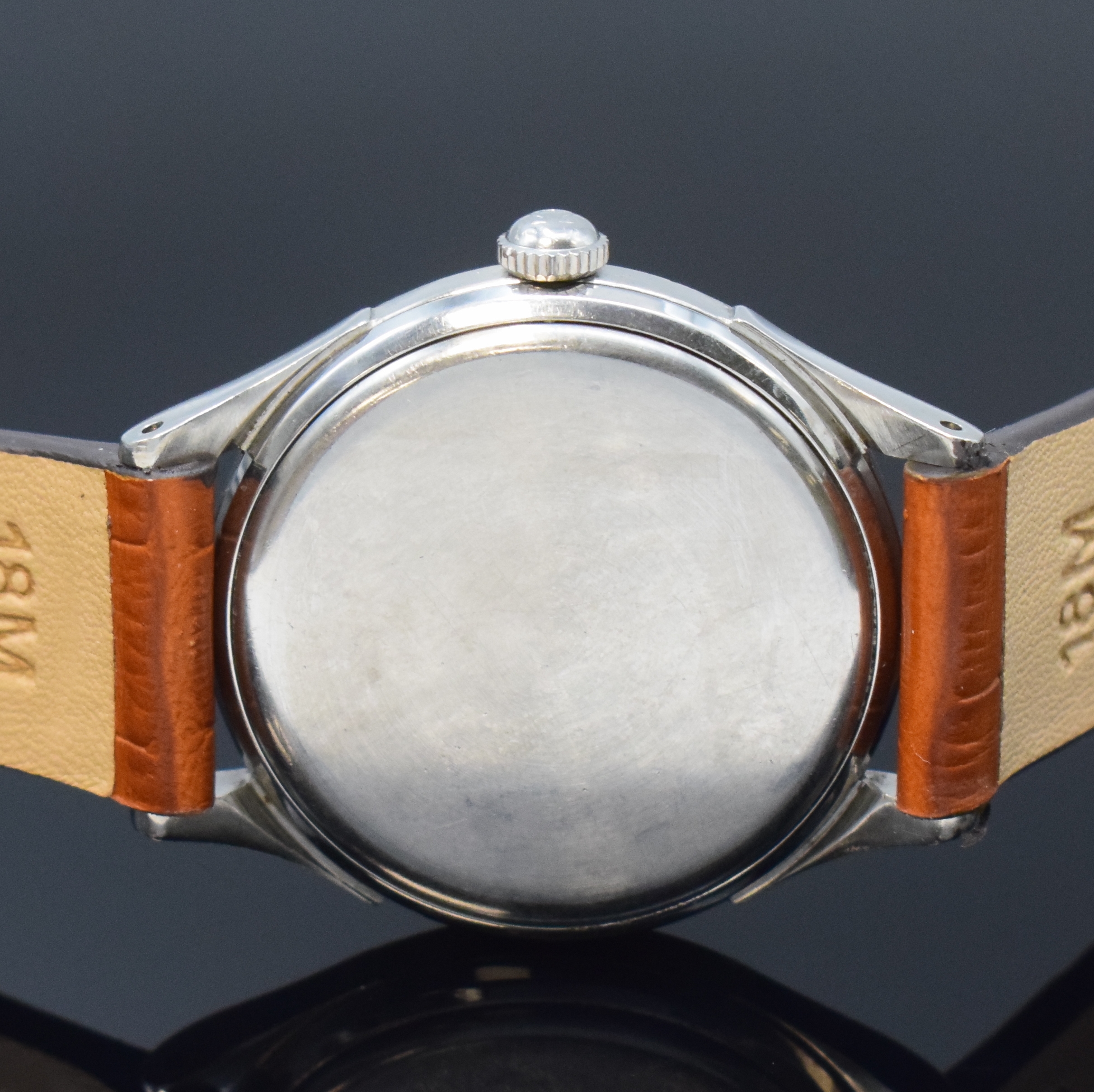 Detail d: OMEGA Herrenarmbanduhr mit Hammerautomatik Referenz 2374/3, Schweiz um 1947, Automatik, neutr. Lederband m. orig. Omega Schliesse, Boden aufgedr., ...