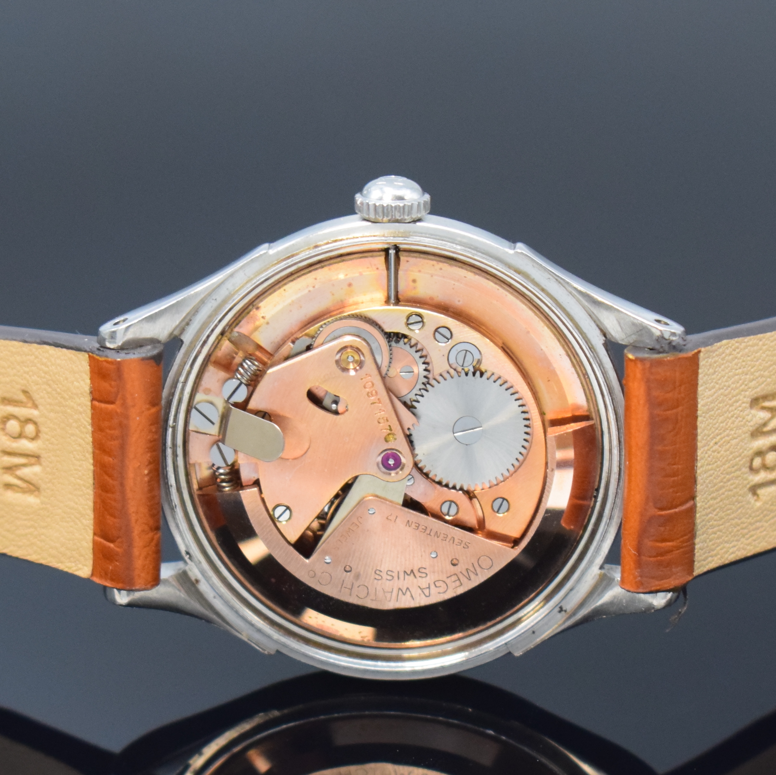 Detail e: OMEGA Herrenarmbanduhr mit Hammerautomatik Referenz 2374/3, Schweiz um 1947, Automatik, neutr. Lederband m. orig. Omega Schliesse, Boden aufgedr., ...