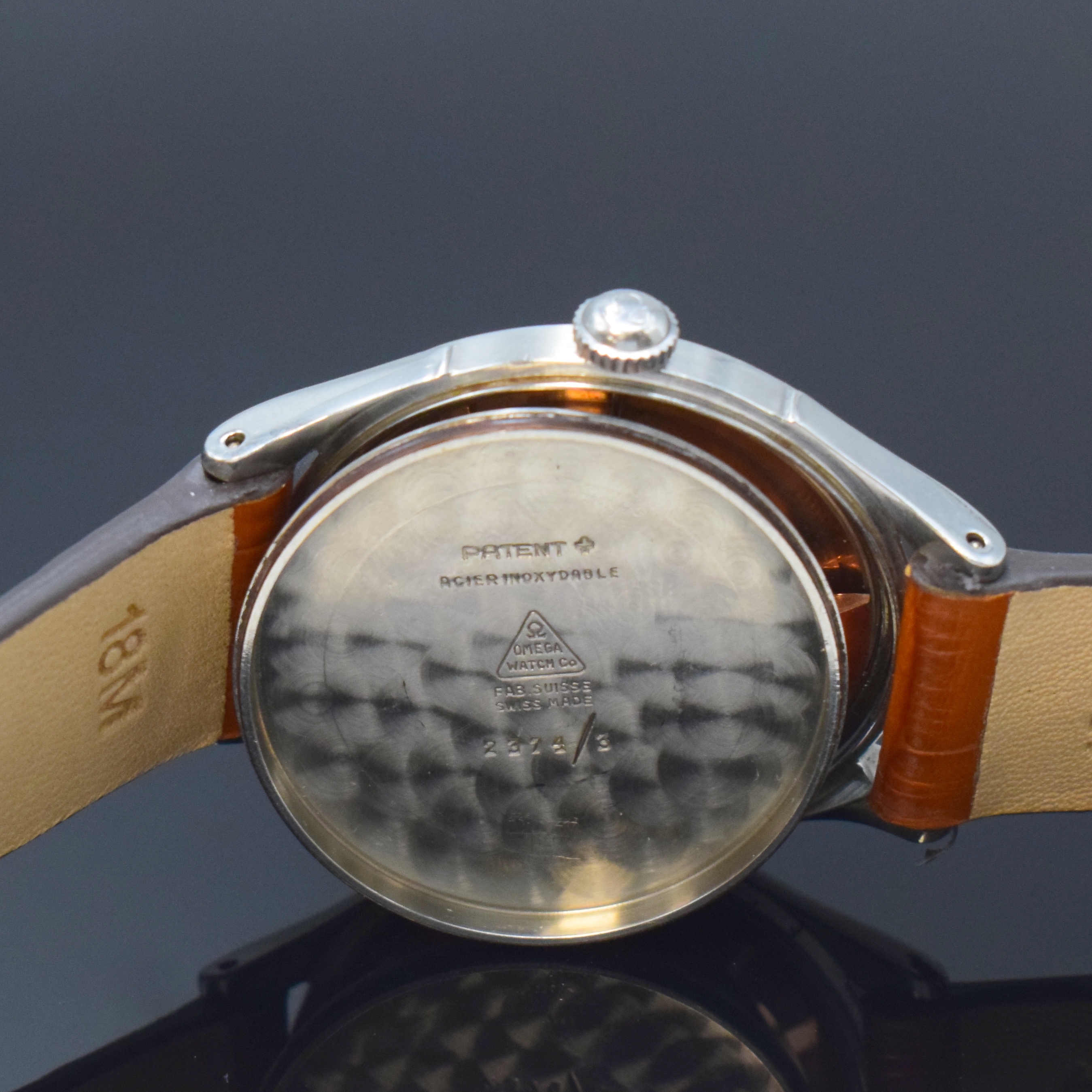 Detail f: OMEGA Herrenarmbanduhr mit Hammerautomatik Referenz 2374/3, Schweiz um 1947, Automatik, neutr. Lederband m. orig. Omega Schliesse, Boden aufgedr., ...