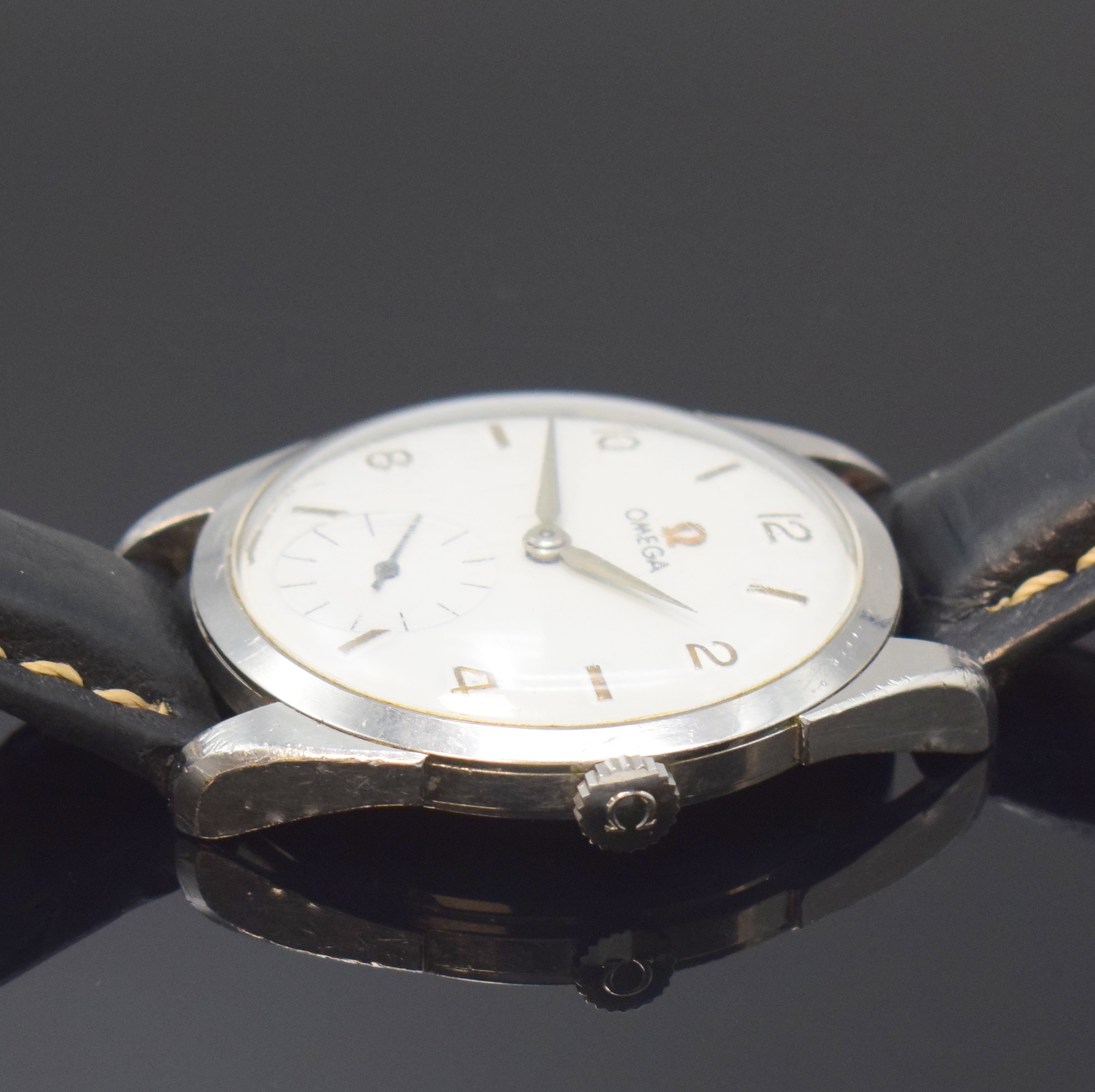 Detail b: OMEGA Vintage Herrenarmbanduhr Referenz 2900-5 in Stahl, Schweiz um 1960, Handaufzug, Boden aufgedr., weißes Zifferbl. rest., silb. Zeiger, kl. Sek. ...