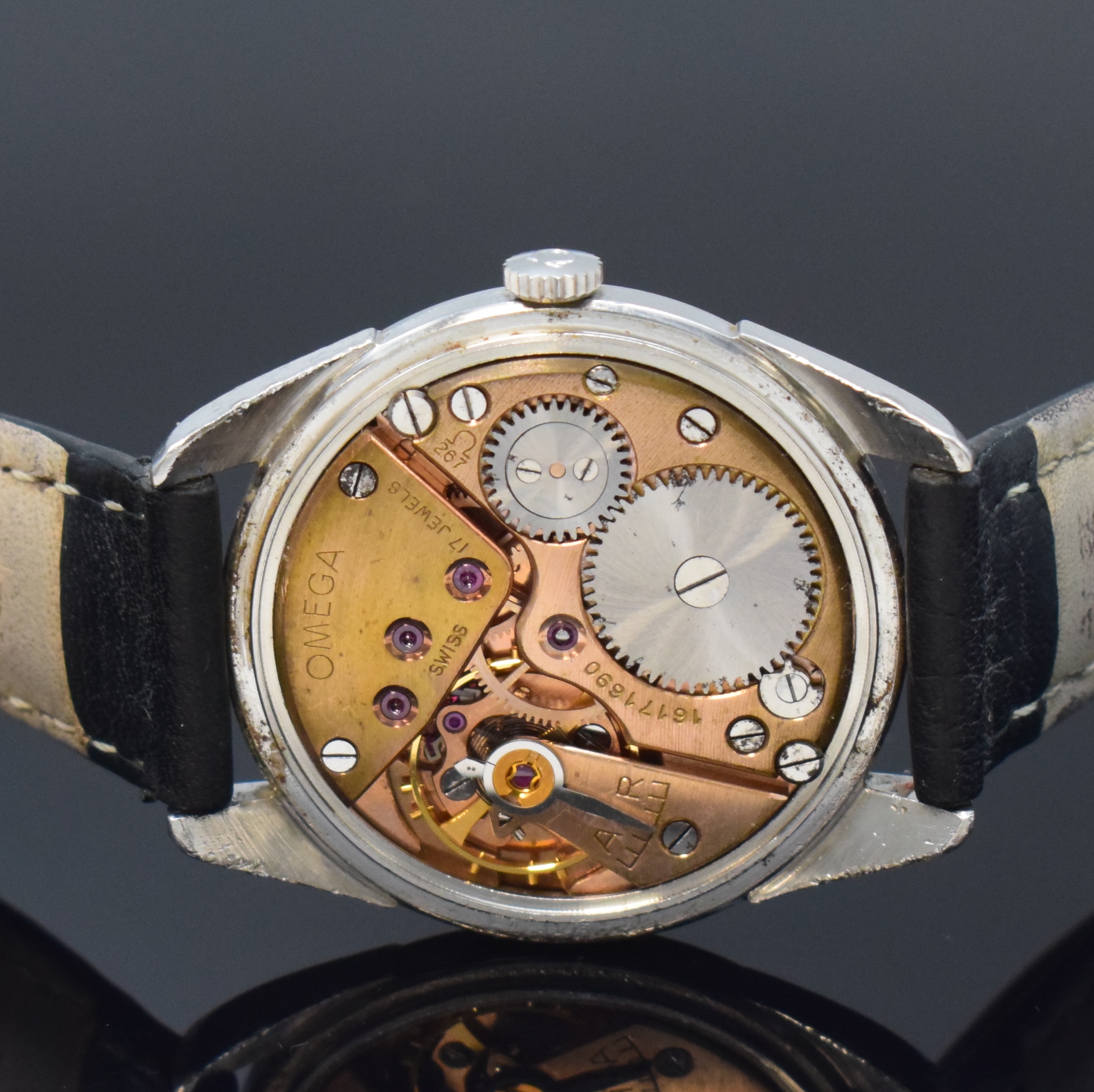Detail d: OMEGA Vintage Herrenarmbanduhr Referenz 2900-5 in Stahl, Schweiz um 1960, Handaufzug, Boden aufgedr., weißes Zifferbl. rest., silb. Zeiger, kl. Sek. ...