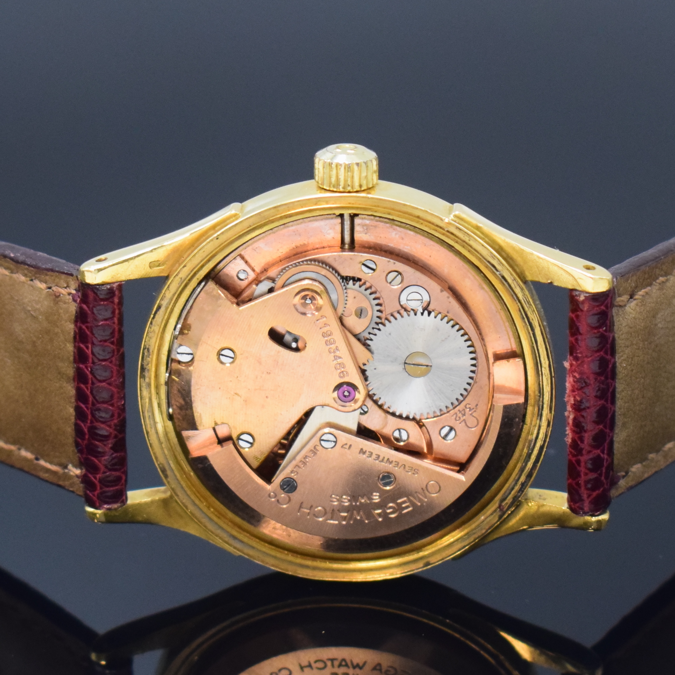 Detail d: OMEGA Herrenarmbanduhr mit Hammerautomatik in GG 750/000 Referenz 2581, Schweiz um 1950, Automatik, dell. Boden verschr., silb. späteres orig. ...