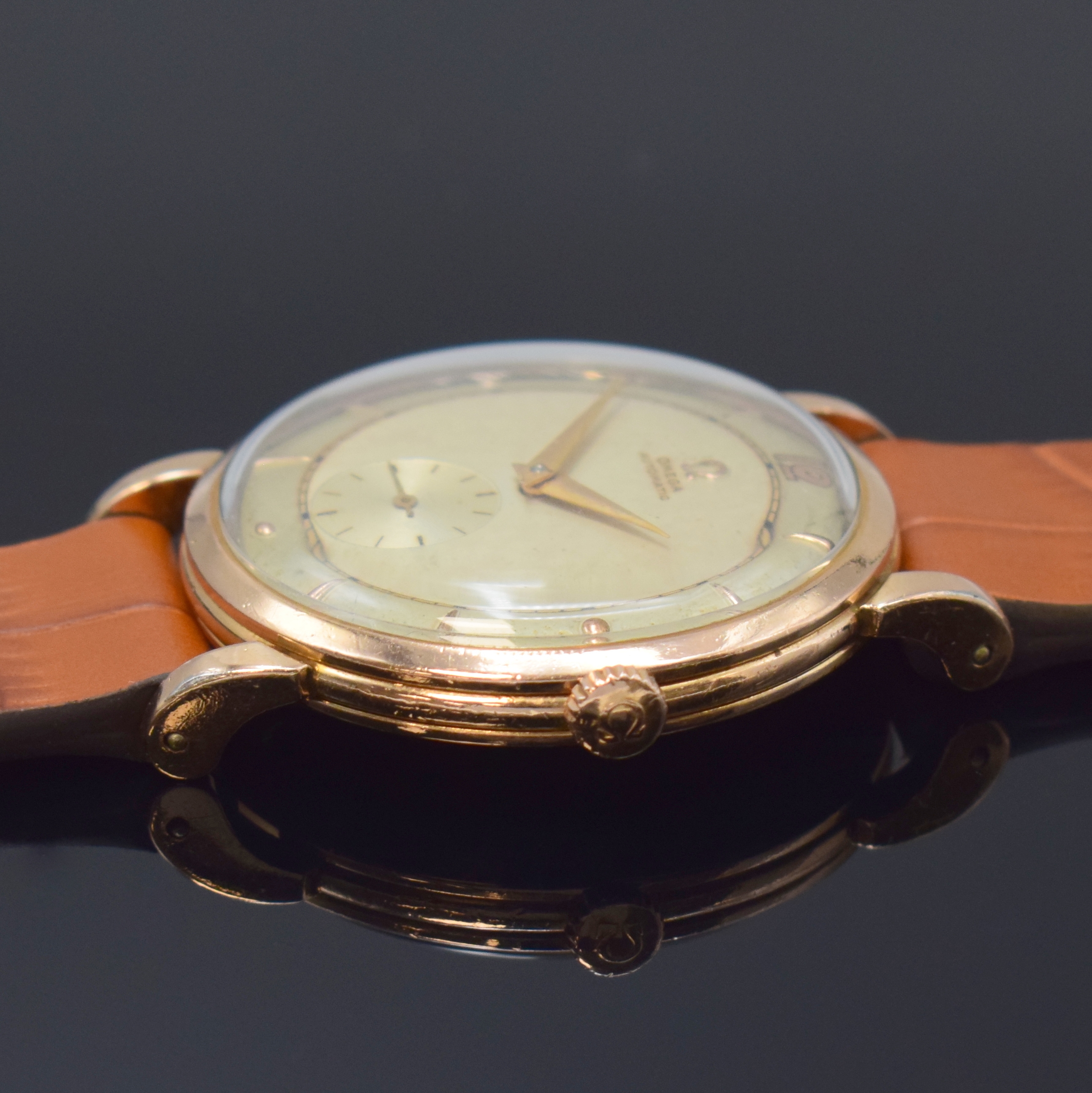 Detail c: OMEGA Herrenarmbanduhr 80 Micron vergoldet mit Hammerautomatik Referenz 2398-1, Schweiz um 1950, Automatik, neutr. Lederband m. Omega Schliesse, ...