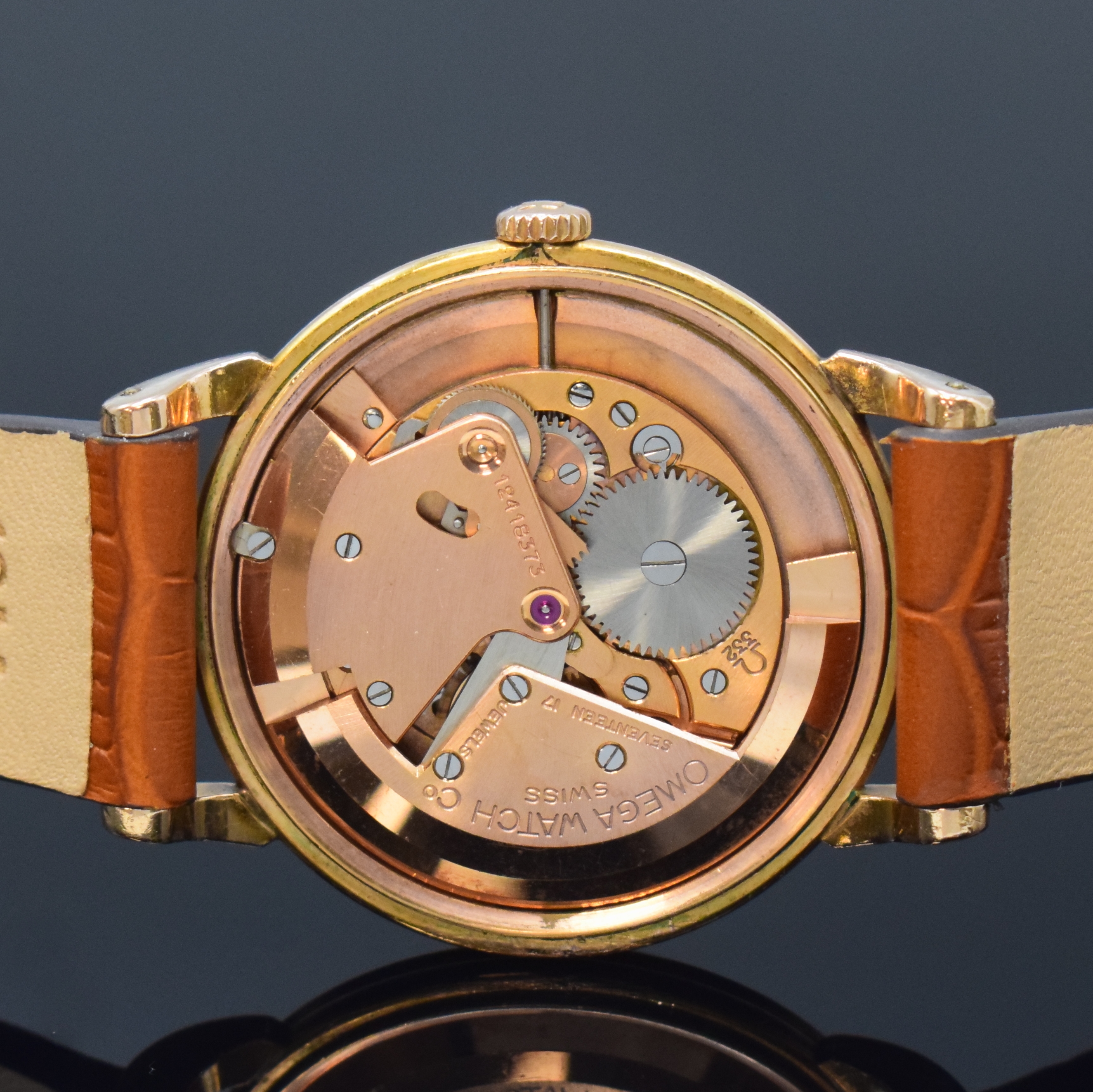 Detail e: OMEGA Herrenarmbanduhr 80 Micron vergoldet mit Hammerautomatik Referenz 2398-1, Schweiz um 1950, Automatik, neutr. Lederband m. Omega Schliesse, ...