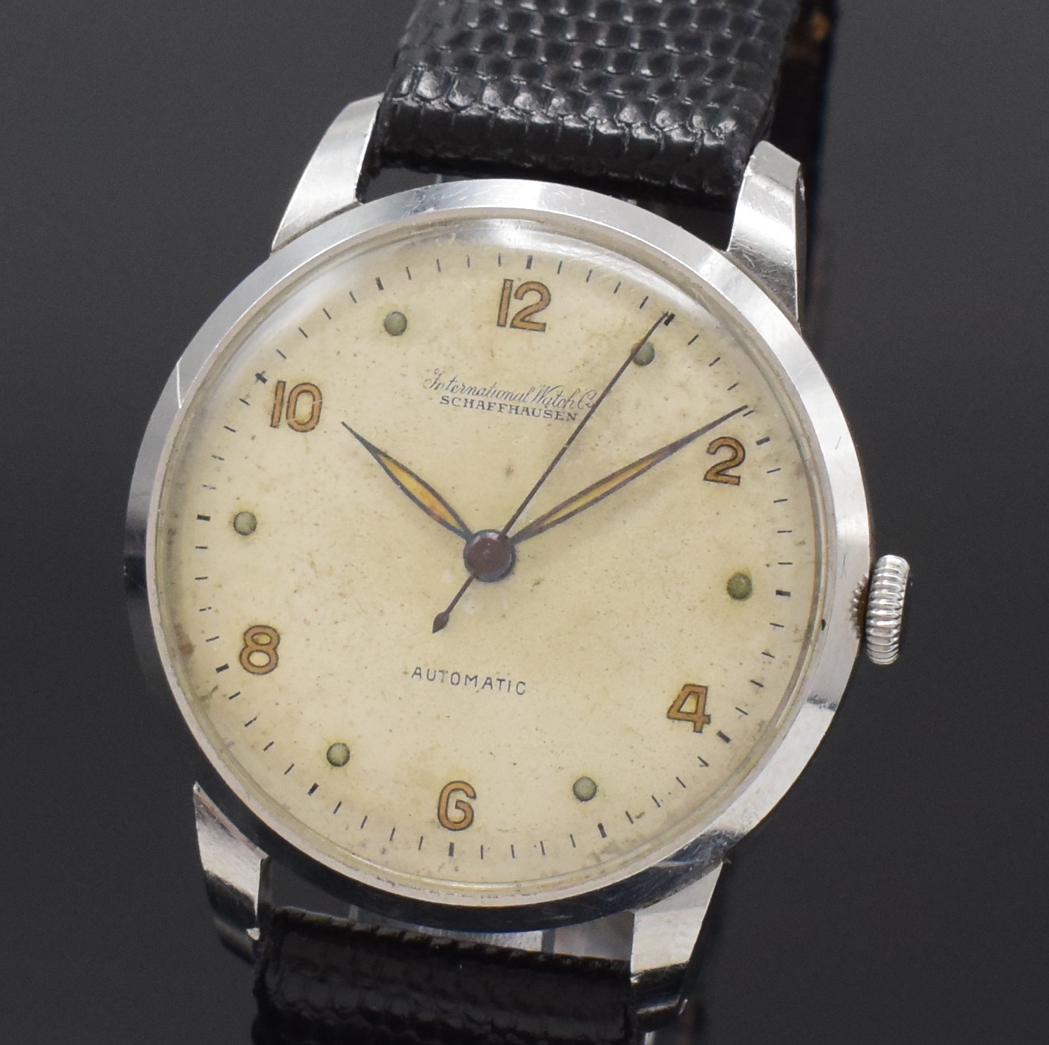 Detail a: IWC Herrenarmbanduhr Kaliber 85 in Stahl, Schweiz um 1951, Automatik, Boden u. Glasrand aufgedr., silb. Zifferbl. pat./fl., Leuchtind. u. Zahlen, ...