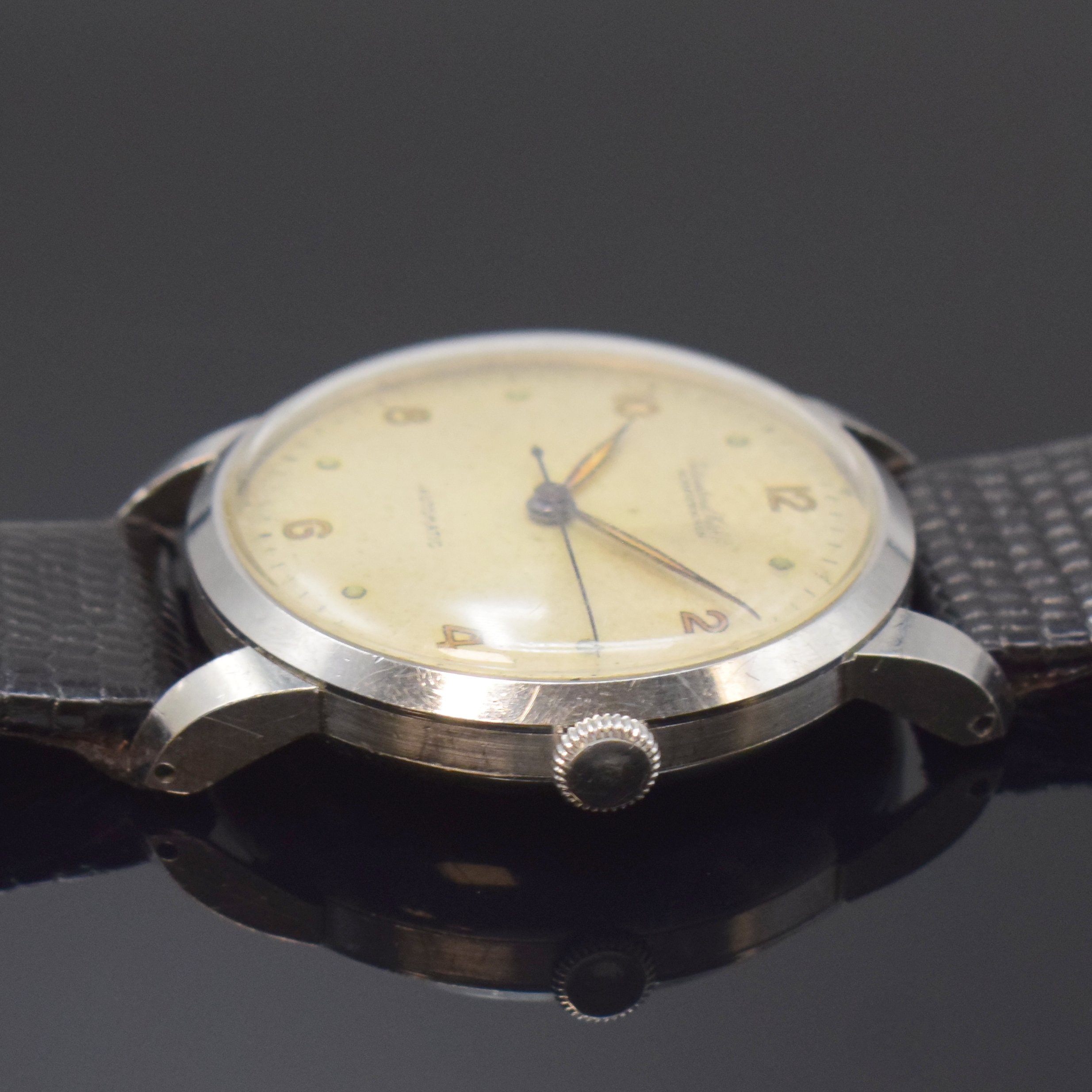 Detail b: IWC Herrenarmbanduhr Kaliber 85 in Stahl, Schweiz um 1951, Automatik, Boden u. Glasrand aufgedr., silb. Zifferbl. pat./fl., Leuchtind. u. Zahlen, ...