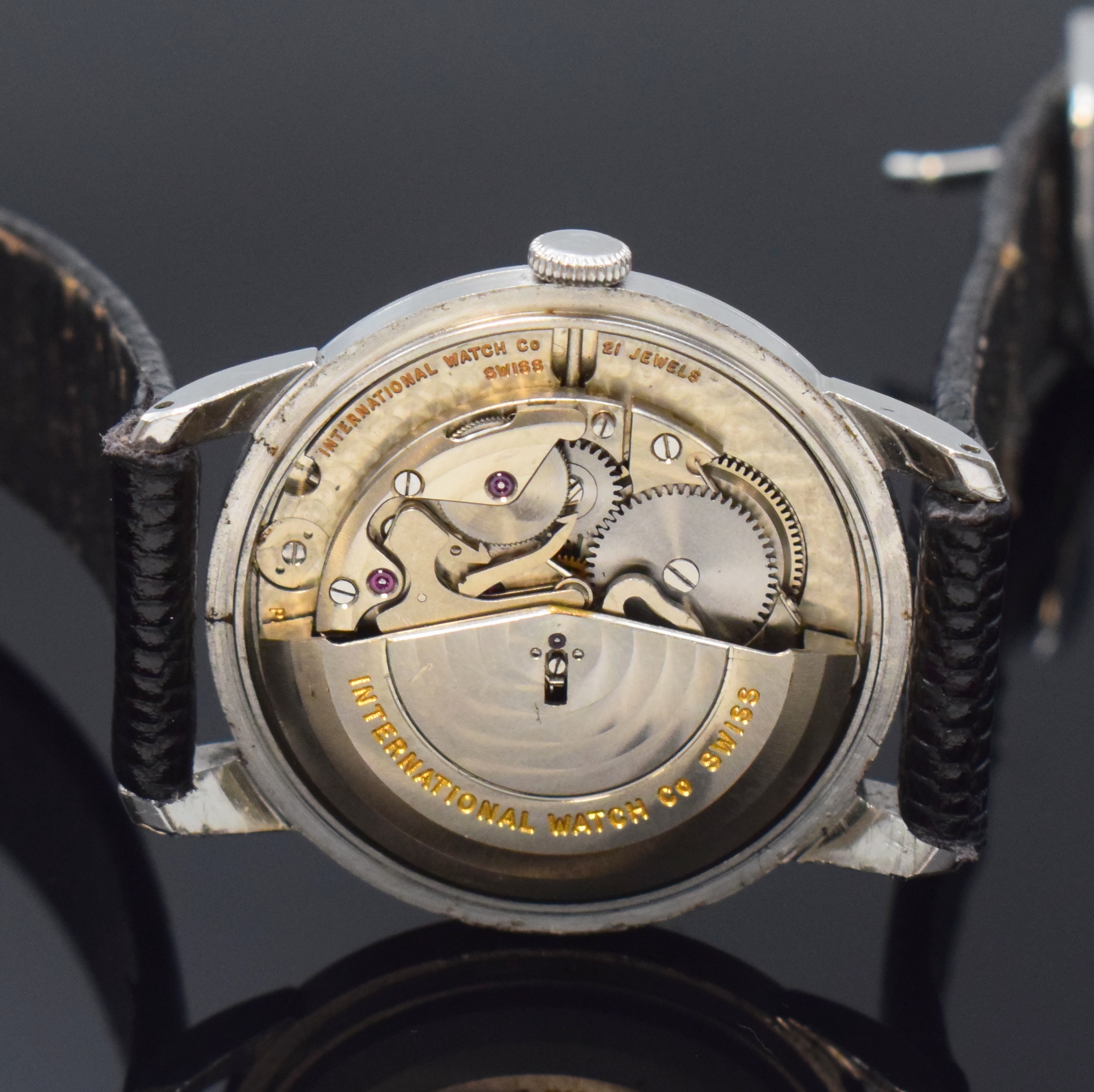 Detail d: IWC Herrenarmbanduhr Kaliber 85 in Stahl, Schweiz um 1951, Automatik, Boden u. Glasrand aufgedr., silb. Zifferbl. pat./fl., Leuchtind. u. Zahlen, ...