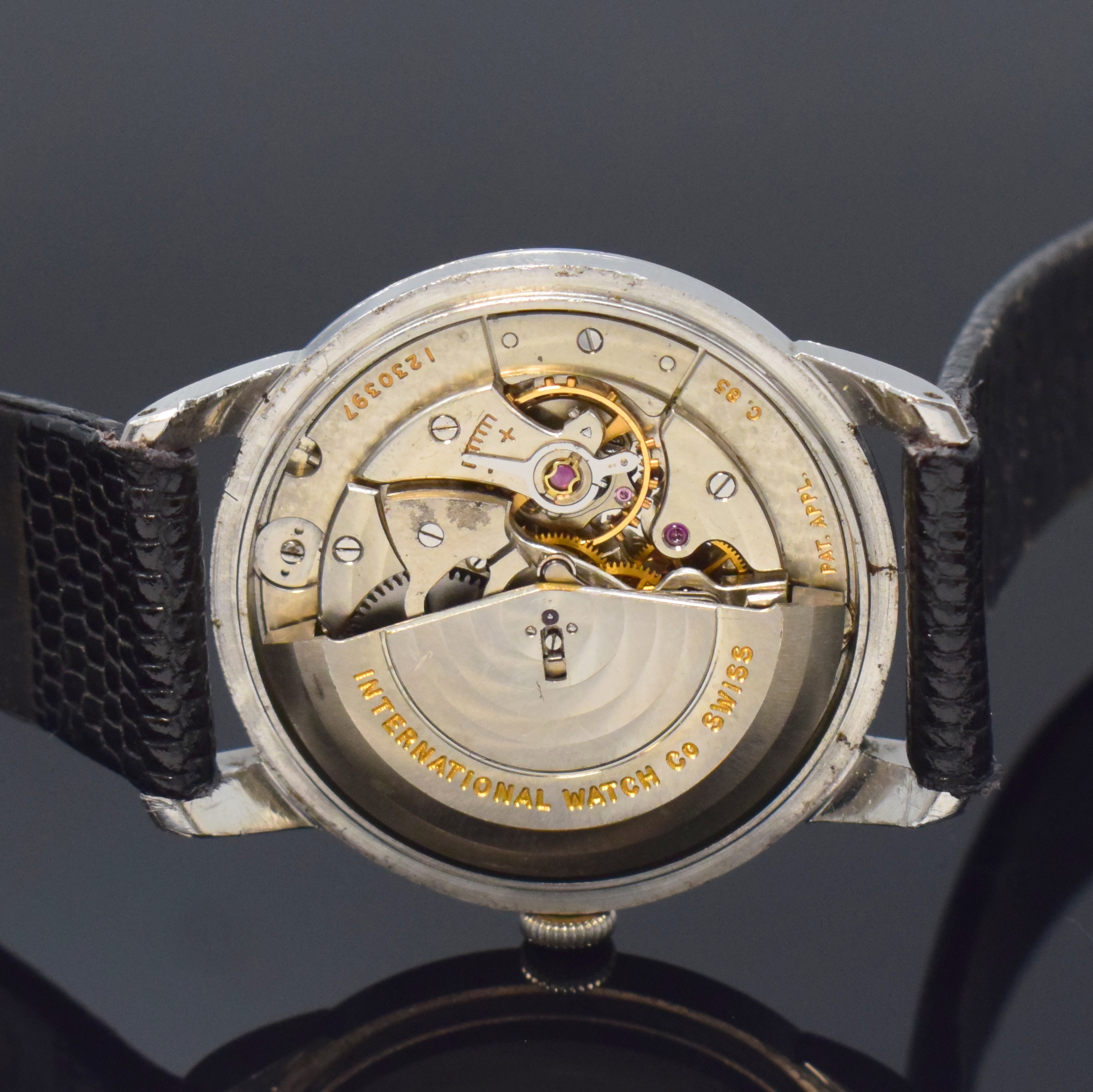 Detail e: IWC Herrenarmbanduhr Kaliber 85 in Stahl, Schweiz um 1951, Automatik, Boden u. Glasrand aufgedr., silb. Zifferbl. pat./fl., Leuchtind. u. Zahlen, ...