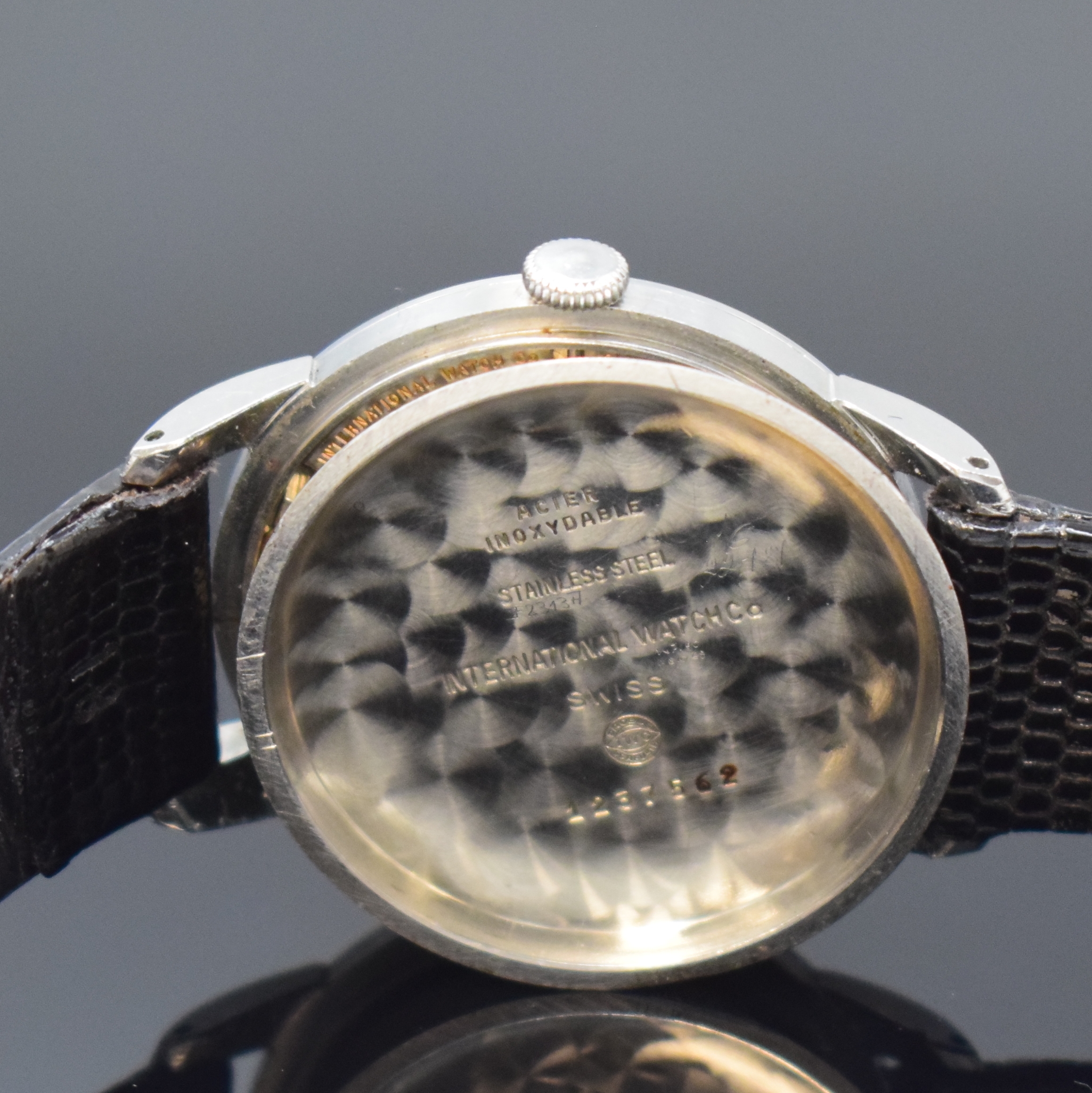 Detail f: IWC Herrenarmbanduhr Kaliber 85 in Stahl, Schweiz um 1951, Automatik, Boden u. Glasrand aufgedr., silb. Zifferbl. pat./fl., Leuchtind. u. Zahlen, ...