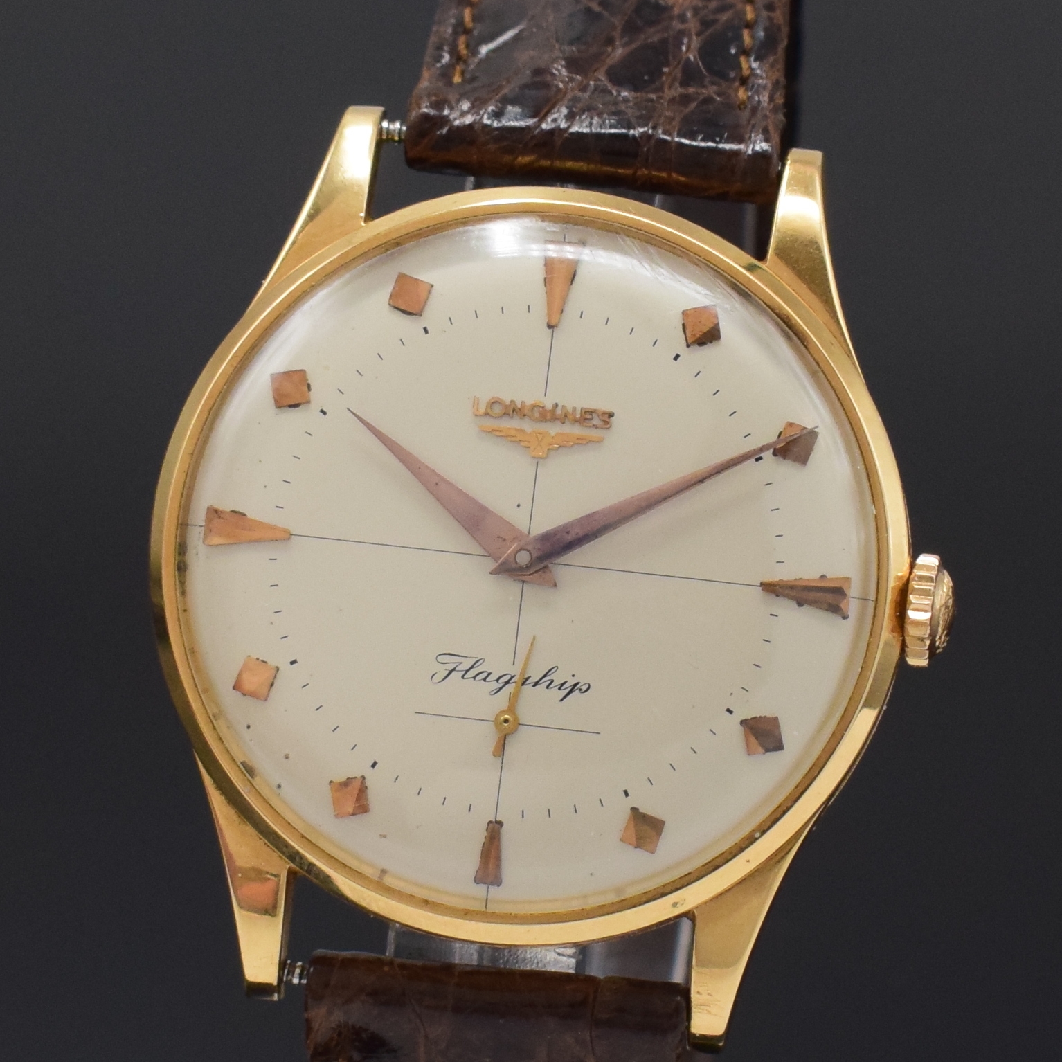 Detail a: LONGINES Flagship Herrenarmbanduhr in RoseG 750/000, Schweiz um 1960, Handaufzug, Boden (l. dell.) u. Glasrand aufgedr., orig. Krone, vers. Zifferbl. ...