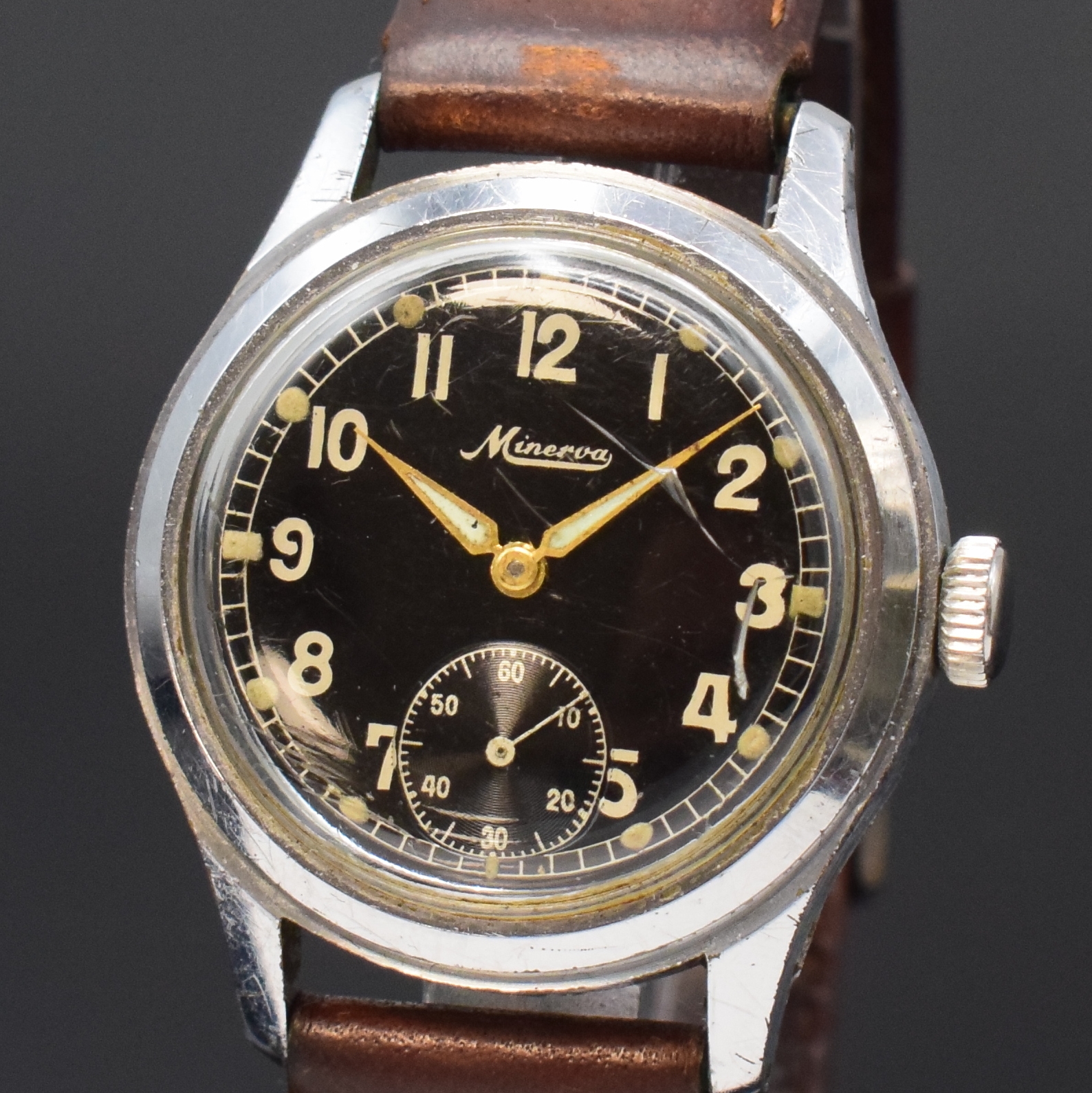 Detail a: MINERVA Militärarmbanduhr des Deutsches Heeres, Schweiz um 1940, Handaufzug, verchr. Geh., Stahlboden m. Bajonette-Verschluss rep.,schwarz. ...