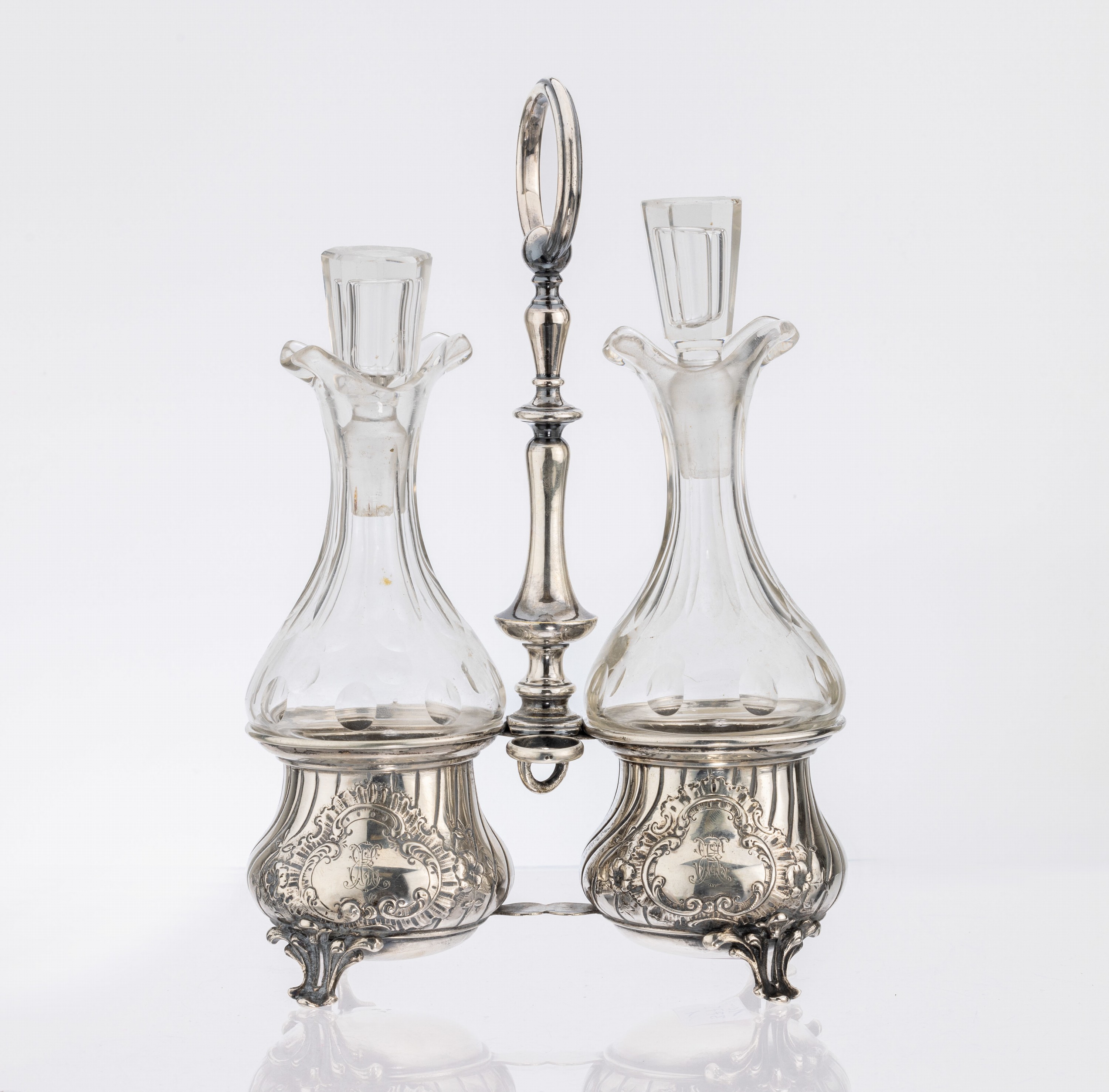Menage für Essig und Öl, Österreich Wien, 1872-1922, bauchige Form, gedrehte Godronierung, Rocaillen und Akanthusblatt, Besitzermonogramm EK ...