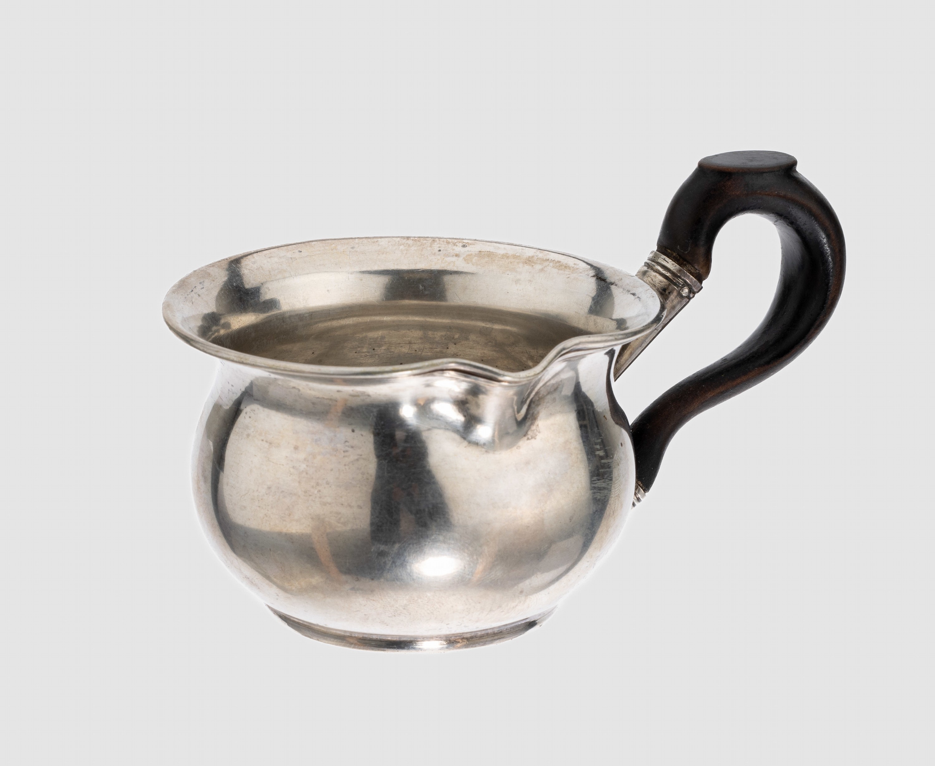 Sahnegießer, 13-Lot Silber, Österreich, 1834, schlichte bauchige Form, geschwungener Griff ebonisiertes Holz, ca. 91.3 g, Griff wackelt, H ca. 7 ...