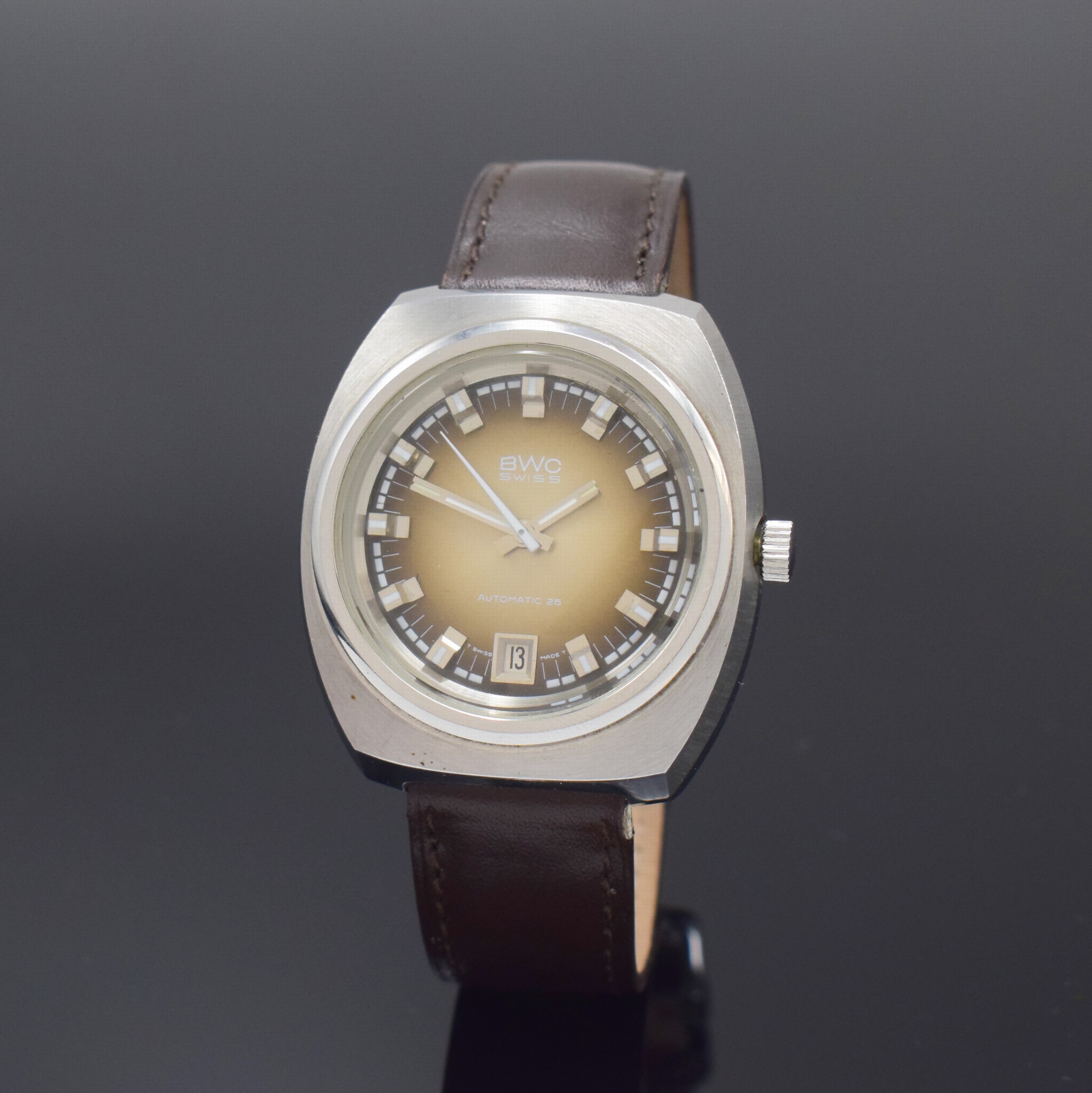 BWC Herrenarmbanduhr in Stahl, Schweiz um 1970, Automatik, verschr. Geh.., Mineralglas, braunes Fum?-Zifferbl., silb. Indizes u. Zeiger, Datum b. 6, ...