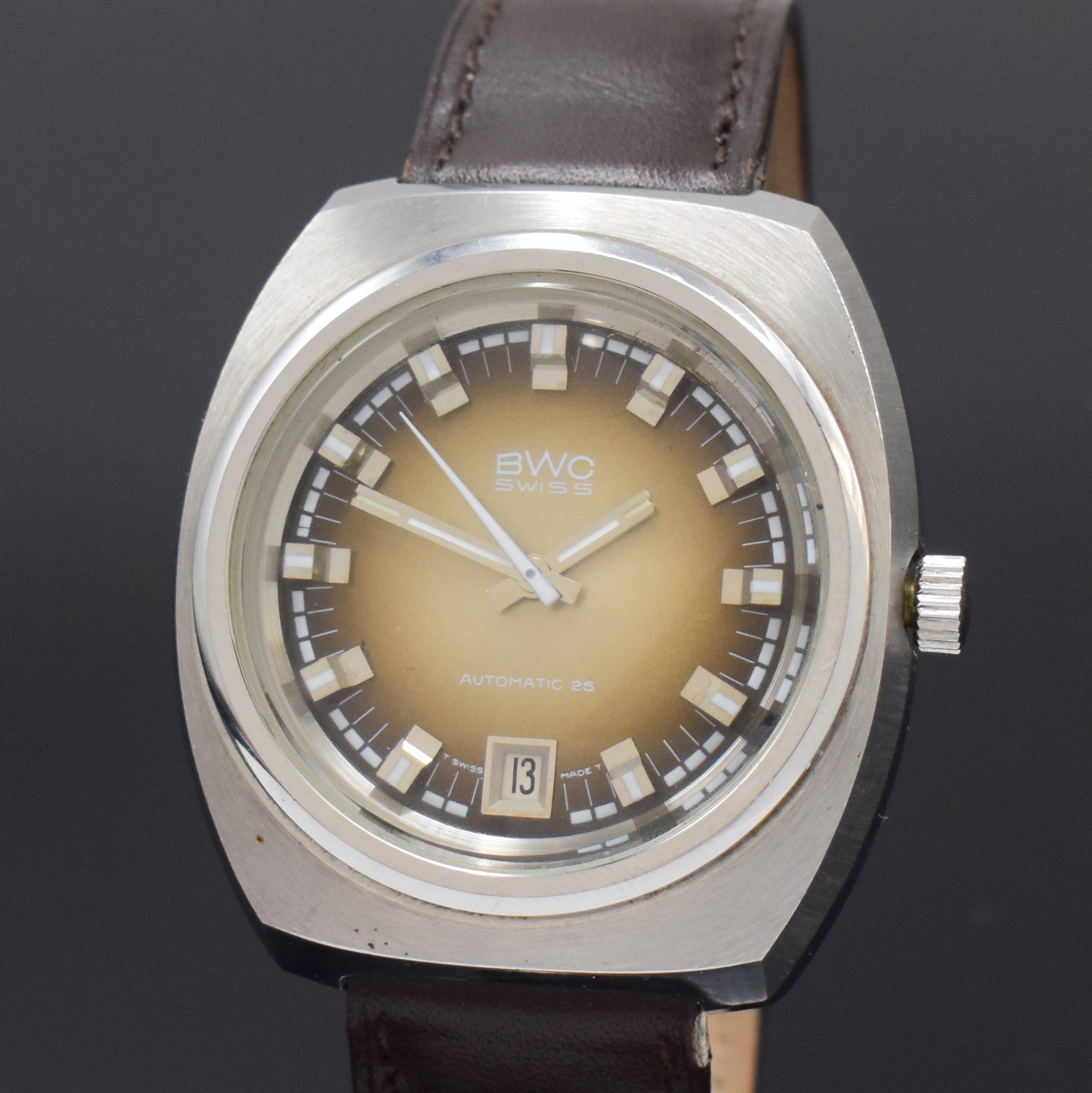 Detail a: BWC Herrenarmbanduhr in Stahl, Schweiz um 1970, Automatik, verschr. Geh.., Mineralglas, braunes Fum?-Zifferbl., silb. Indizes u. Zeiger, Datum b. 6, ...