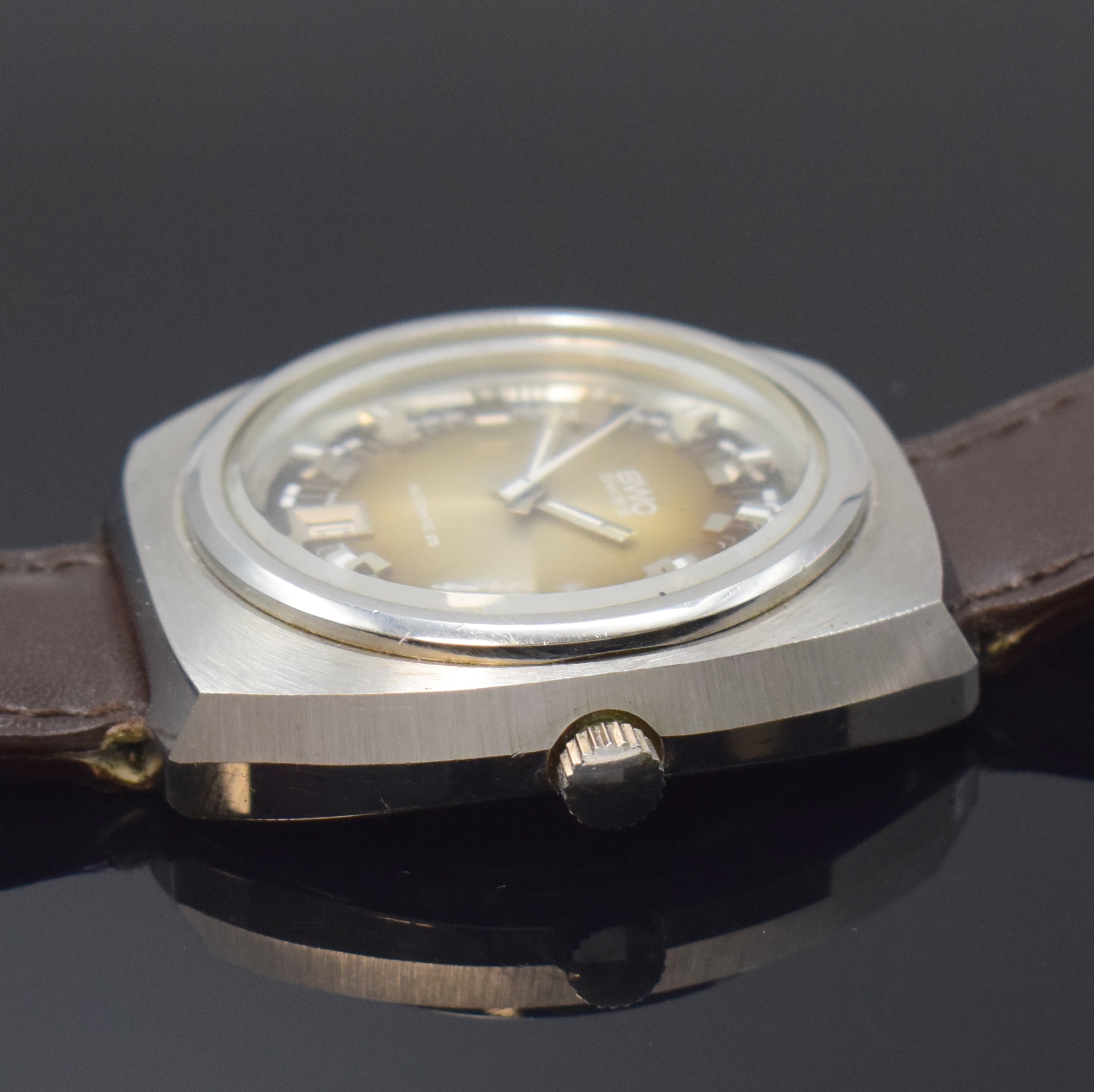 Detail b: BWC Herrenarmbanduhr in Stahl, Schweiz um 1970, Automatik, verschr. Geh.., Mineralglas, braunes Fum?-Zifferbl., silb. Indizes u. Zeiger, Datum b. 6, ...