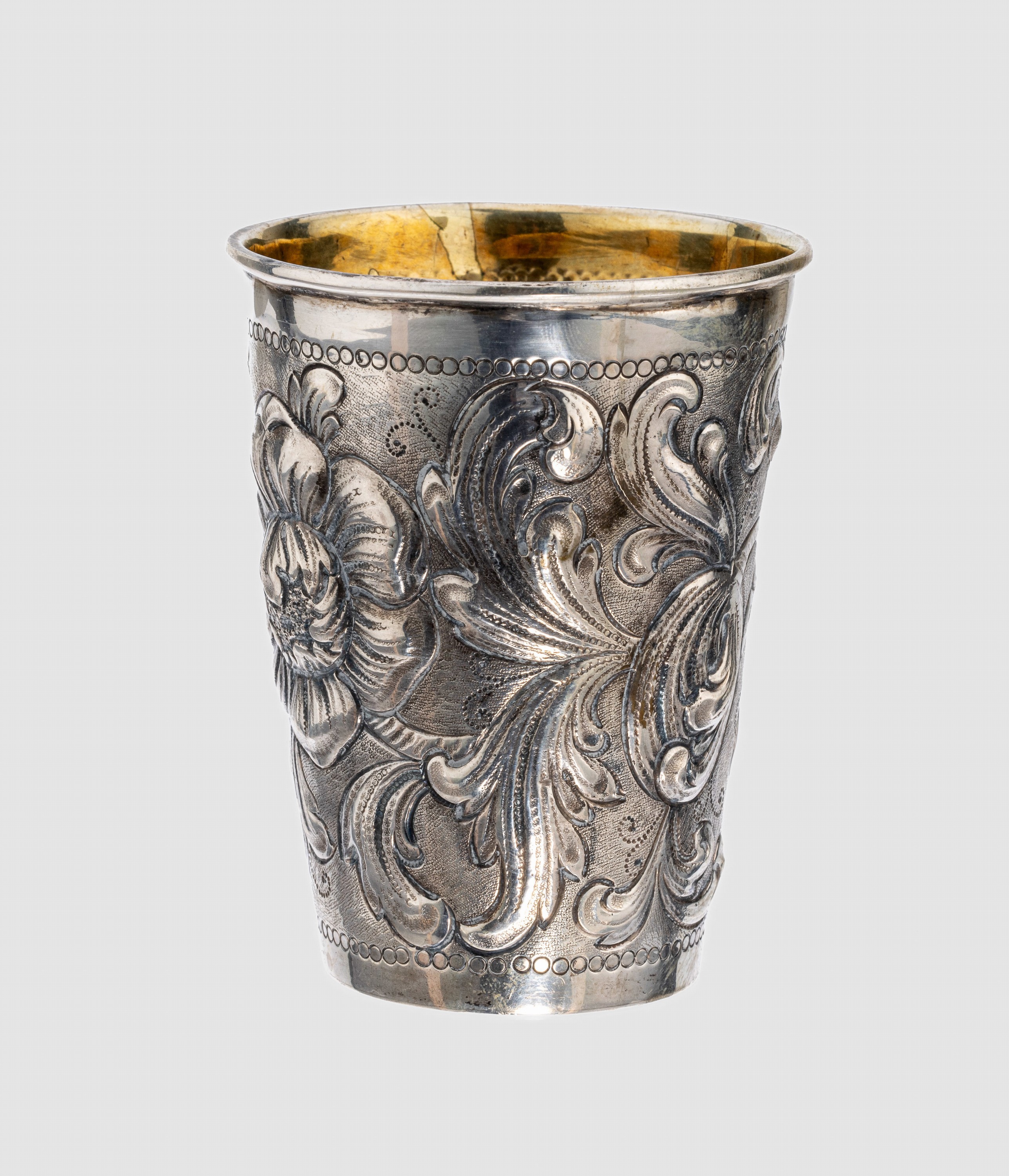 Trinkbecher, 800er Silber, deutsch 1890 -1900, umlaufendes Dekor mit Akanthusblatt, Blüten und Rocaillen, fein punziert, innen verg., H. ca. 8.8 ...