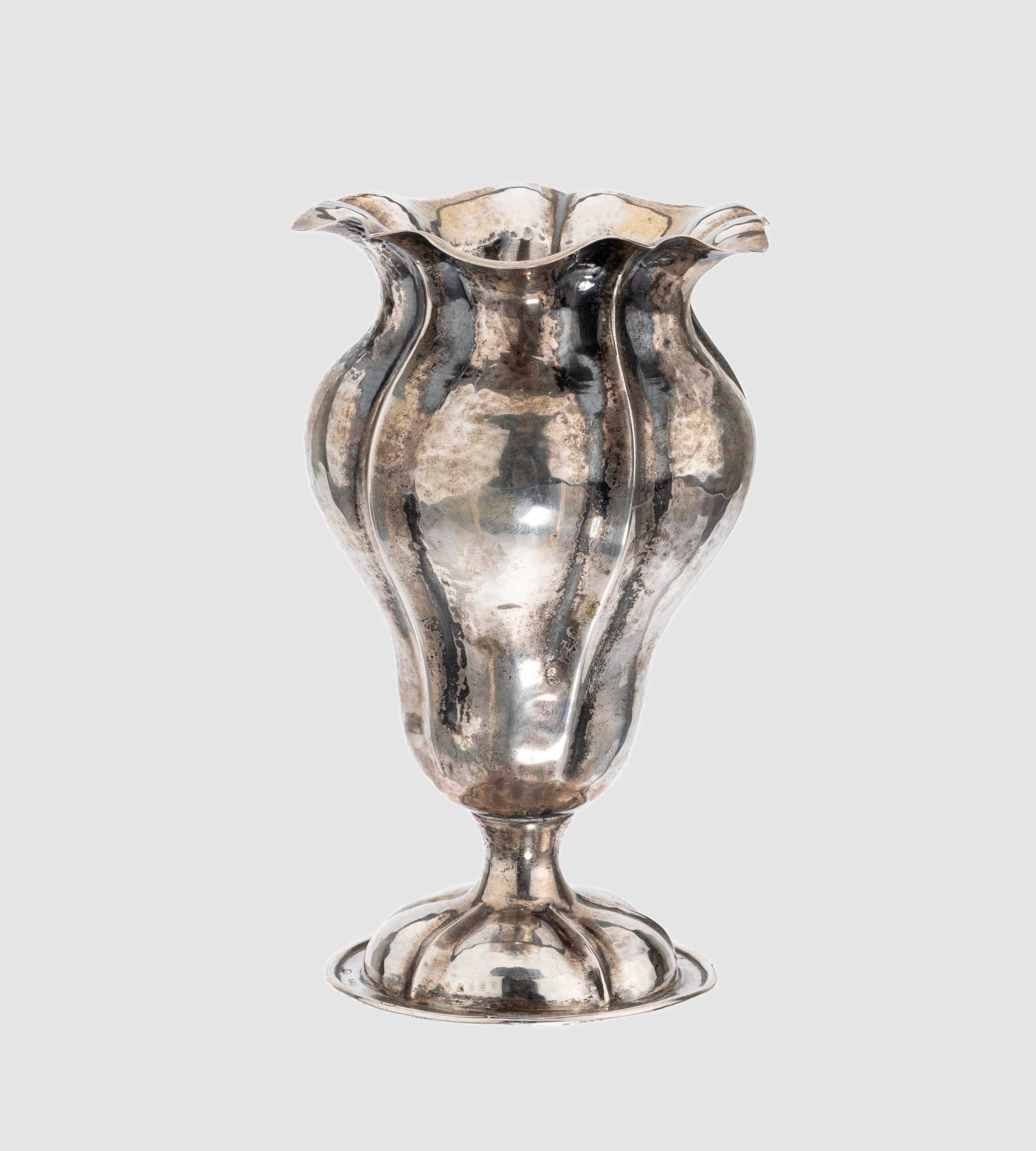 Tischvase, 800er Silber, balusterförmig, Hammerschlagdekor, Öffnung mit geschwungenem Rand, innen verg., H. ca. 13 cm, Standfu? mit pers. Gravur, ...