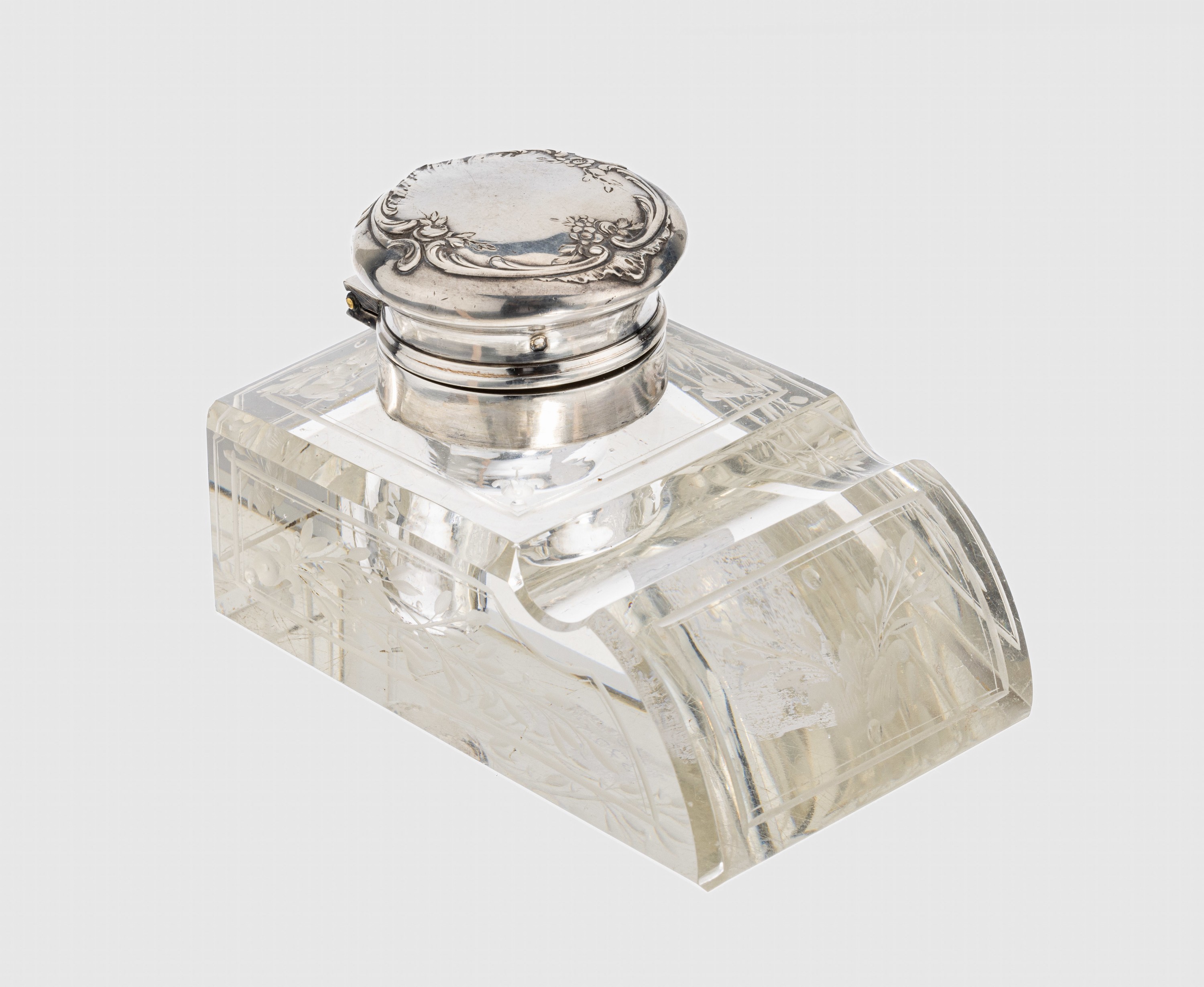 Tintenfass, Frankreich um 1900, 900er Silber, Glaskorpus mit floralen Gravuren, Stifteablage, Klappdeckel mit floralen Ornamenten, Glaskorpus mit ...