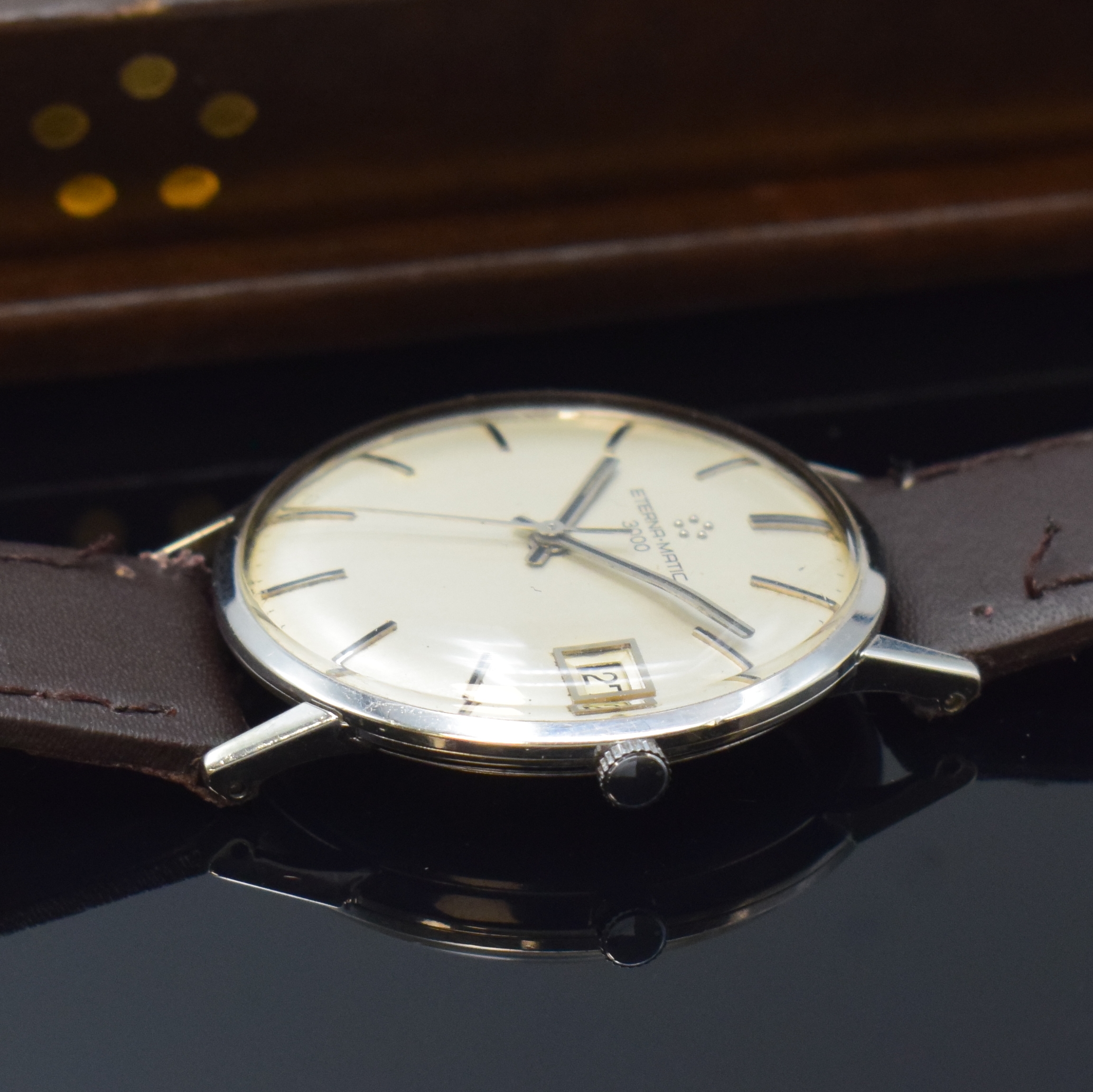 Detail b: ETERNA-MATIC 3000 seltene Herrenarmbanduhr in WG 750/000, Schweiz um 1965, Automatik, 3- tlg. Geh., Boden u. Glasrand aufgedr., silb. Zifferbl., ...