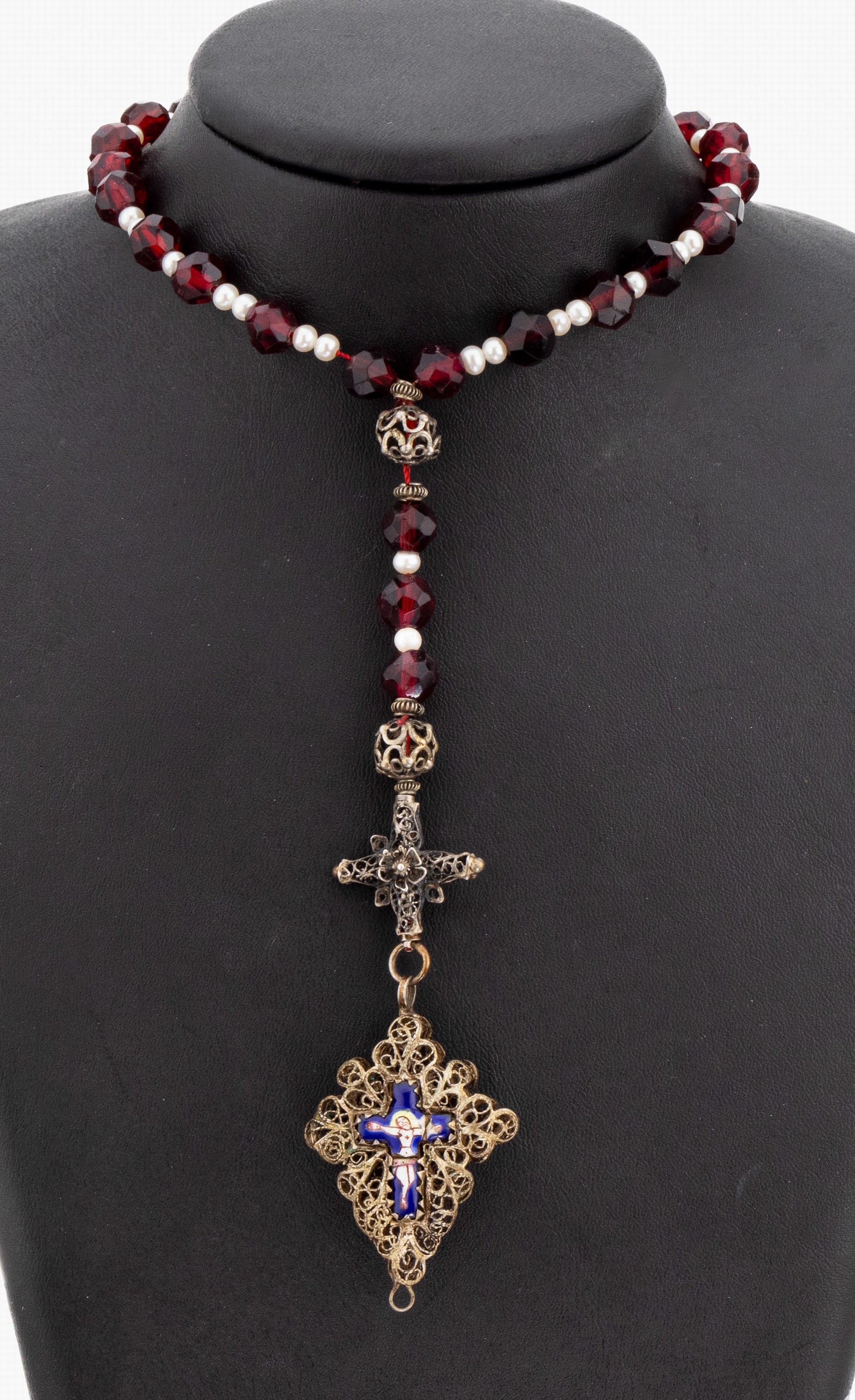 Rosenkranz, um 1830, wohl Schwäbisch Gmünd,Silber und Silbersud, Kreuz und Vaterunser -Kugeln filigran gearbeitet, Kette, sek., aus granatfarb. ...