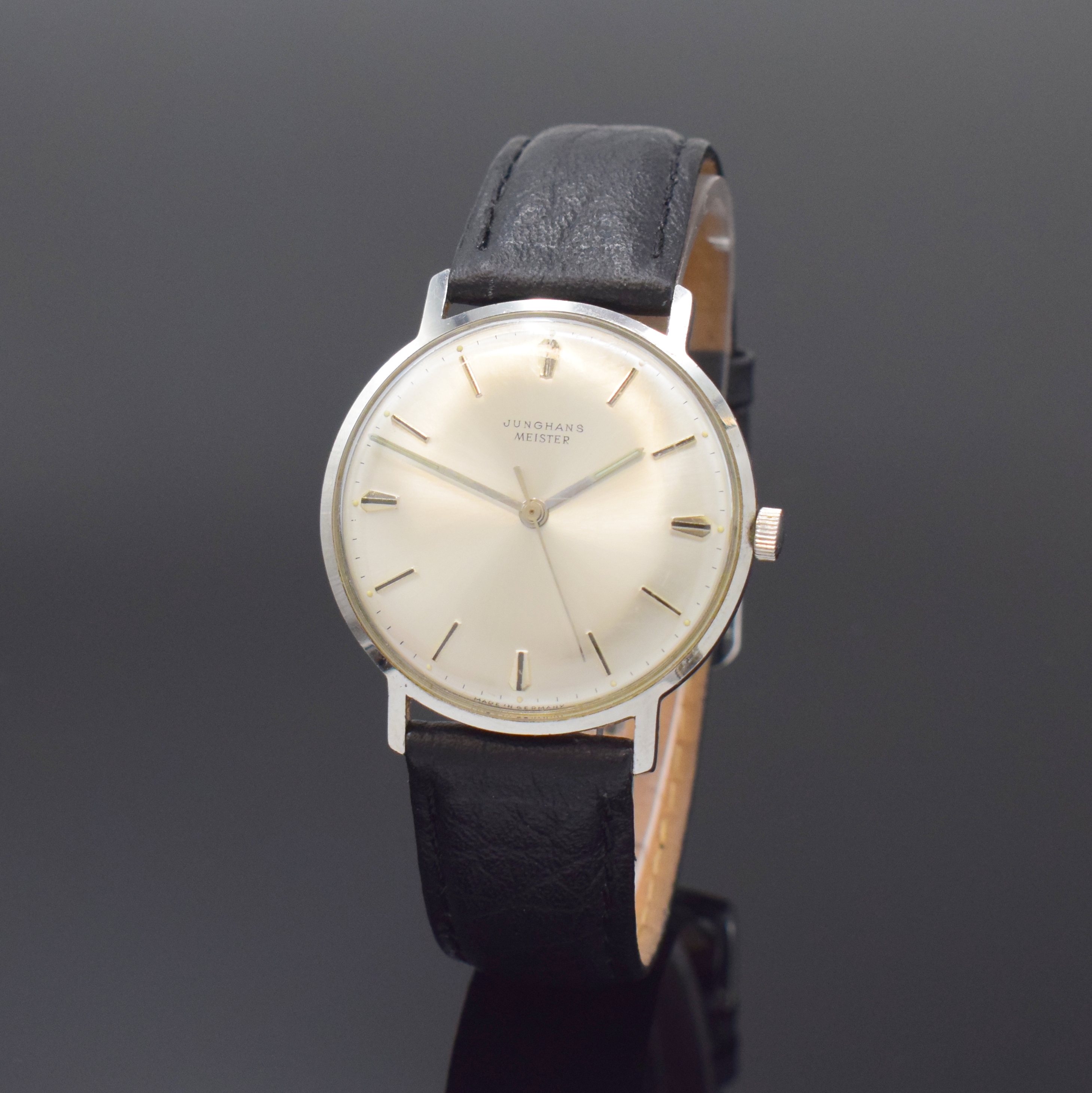 JUNGHANS Meister Herrenarmbanduhr in Stahl, Deutschland um 1965, Handaufzug, 2-tlg. Geh., Boden m. Widmungsgrav. aufgedr., silb. Zifferbl., silb. ...